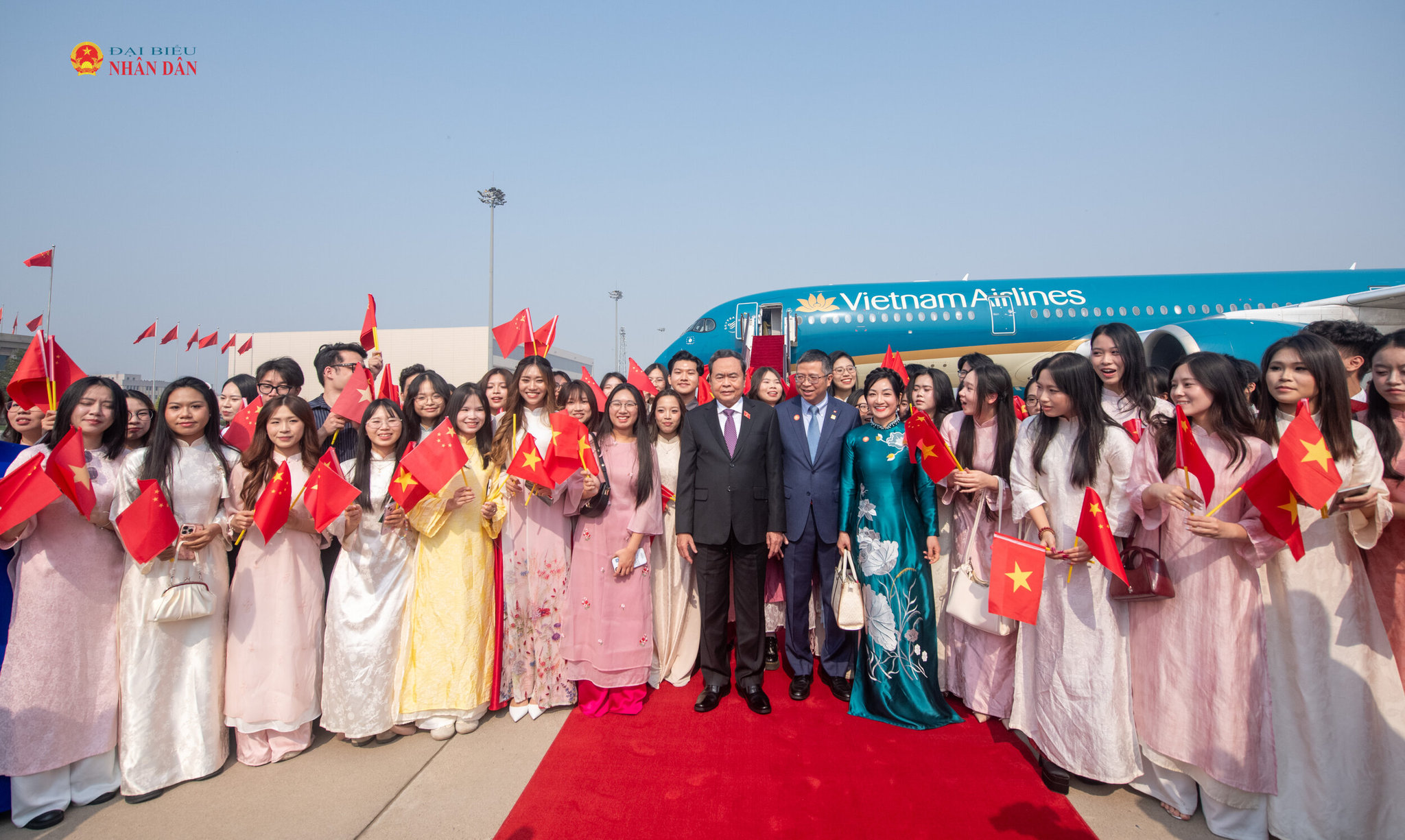 Đại sứ Phạm Thanh Bình cùng cán bộ, nhân viên Đại sứ quán Việt Nam và đại diện cộng đồng người Việt Nam tại Trung Quốc đón Chủ tịch Quốc hội Trần Thanh Mẫn tại sân bay quốc tế Bắc Kinh