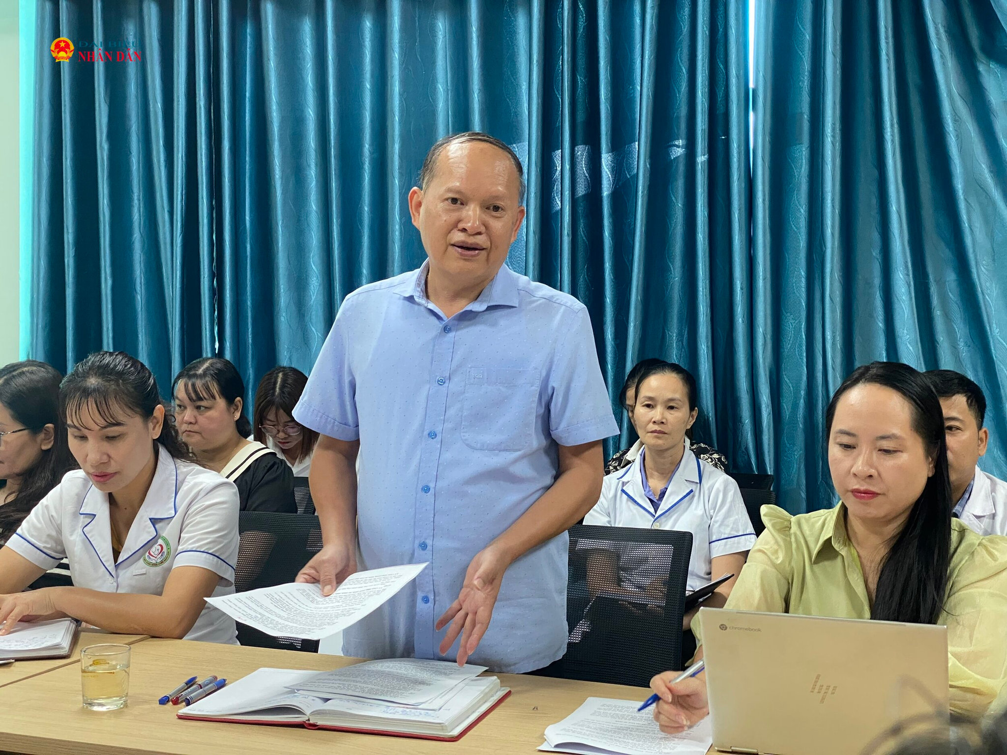 Giám đốc Trạm Y tế phường Đoàn Kết báo cáo Đoàn khảo sát