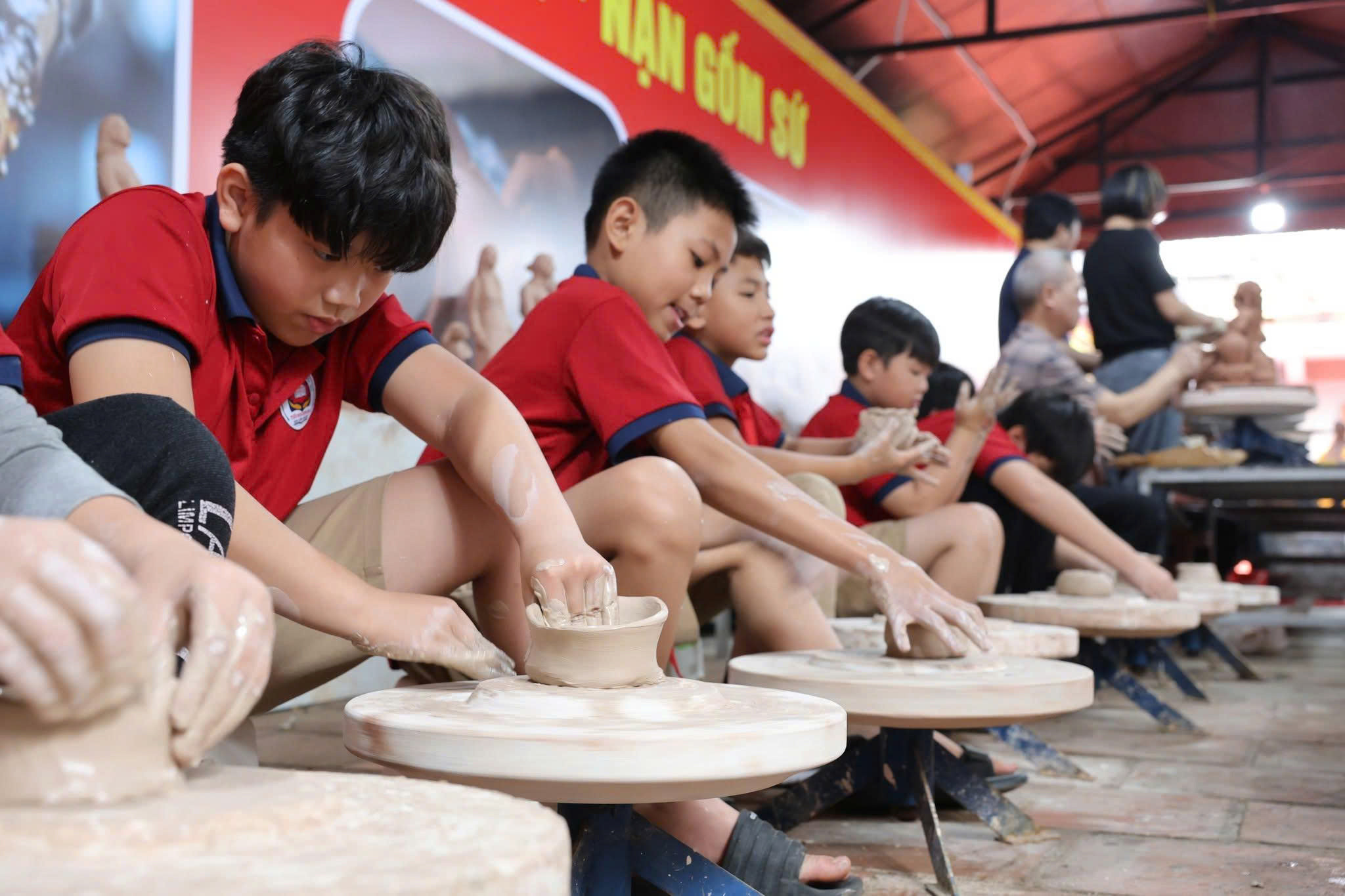 CLB Nghệ nhân thợ giỏi làng gốm Kim Lan phối hợp với các cơ sở giáo dục, đưa học sinh đến tham quan, trải nghiệm làng nghề
