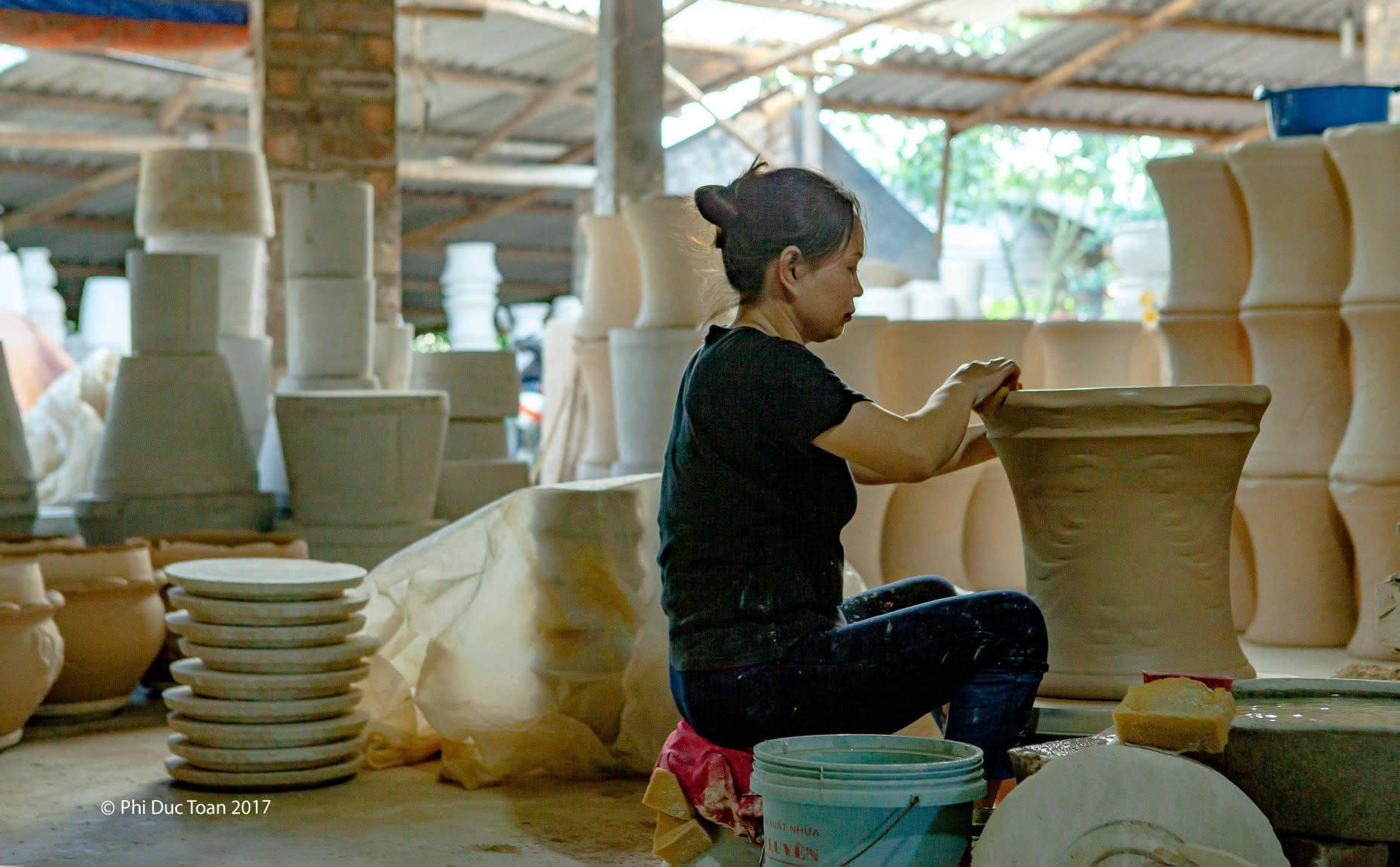 Người Kim Lan nỗ lực cải tiến kỹ thuật trong quy trình sản xuất gốm