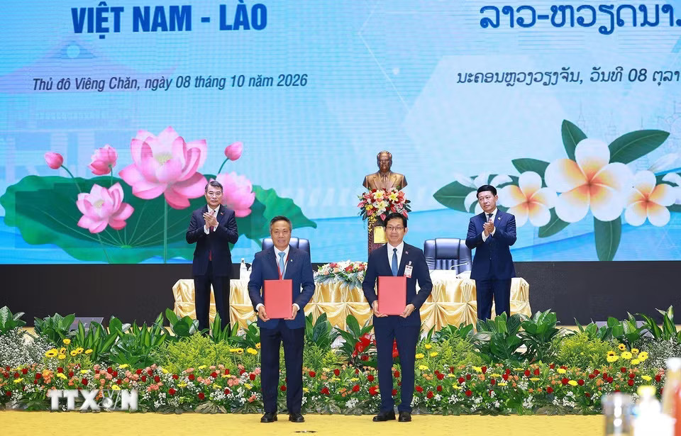 Thủ tướng Lê Minh Hưng và Thủ tướng Lào Saleumxay Kommasith chứng kiến trao chứng nhận và thoả thuận hợp tác đầu tư giữa doanh nghiệp hai nước, chiều 8/10, tại thủ đô Vientiane