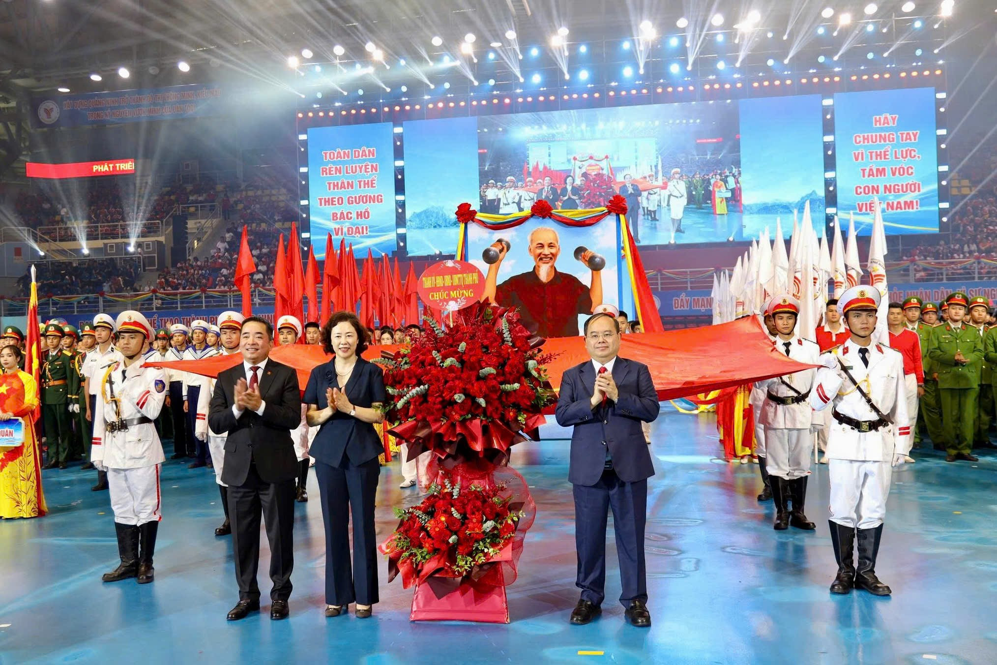 Ủy viên Trung ương Đảng, Bí thư Thành ủy, Trưởng Đoàn ĐBQH thành phố Quảng Ninh Quản Minh Cường thay mặt Thành ủy - HĐND - UBND - Ủy ban MTTQ Việt Nam thành phố tặng hoa chúc mừng Đại hội