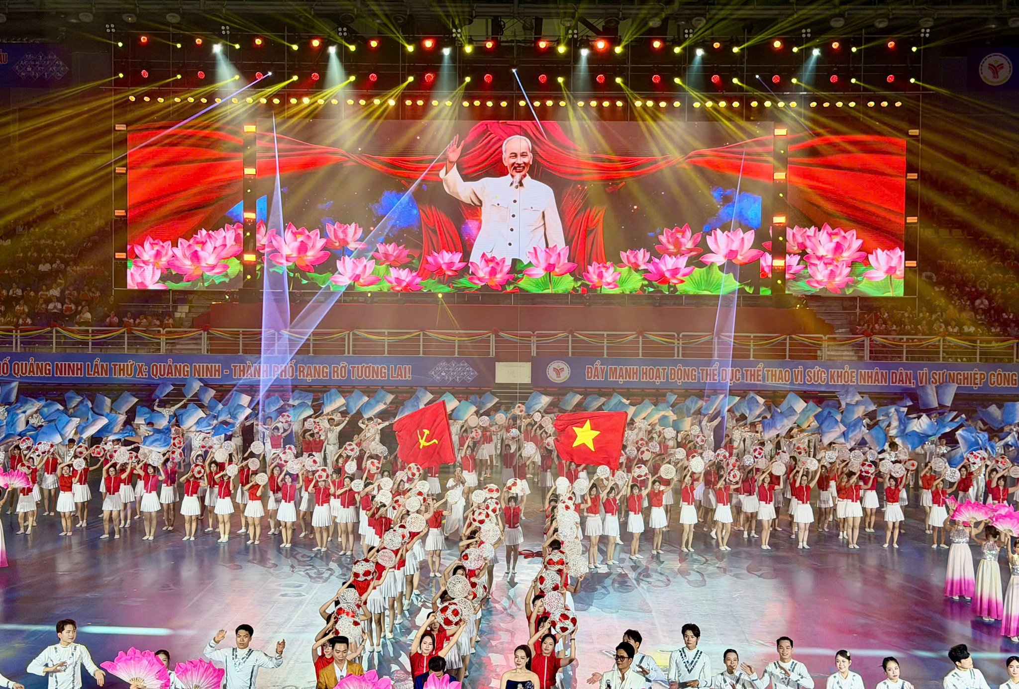 Đại hội có chủ đề “Quảng Ninh - Thành phố rạng rỡ tương lai”, quy tụ trên 5000 người tham gia