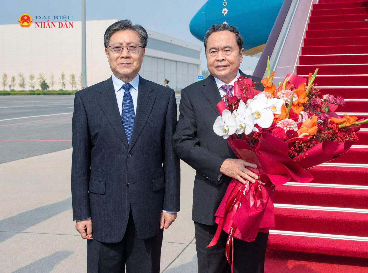 Ủy viên Trung ương Đảng, Phó Ủy viên trưởng Ủy ban Thường vụ Nhân đại toàn quốc Trung Quốc Vương Đông Minh đón Chủ tịch Quốc hội Trần Thanh Mẫn tại sân bay quốc tế thủ đô Bắc Kinh