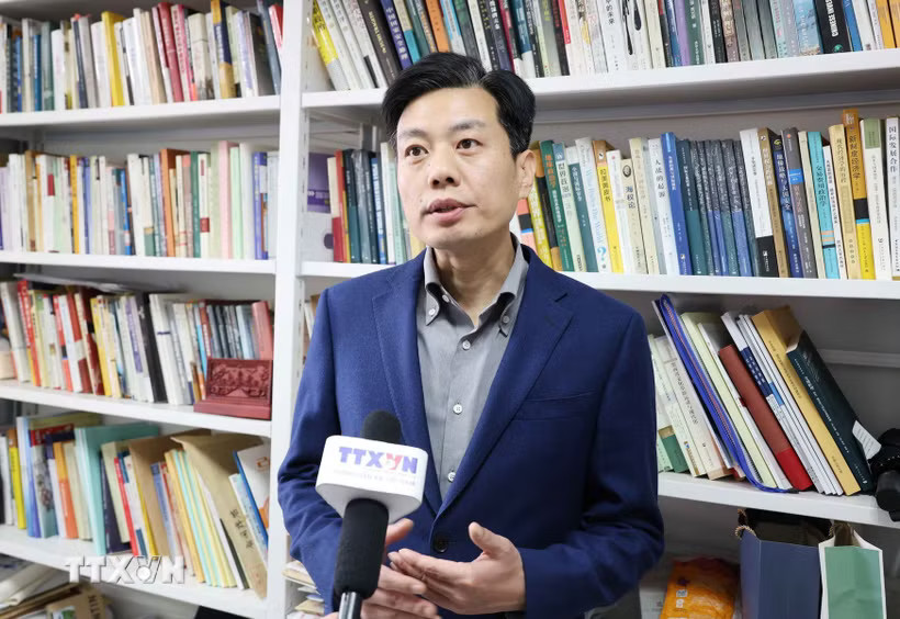 Giáo sư Thôi Thủ Quân, Học viện Quan hệ quốc tế-Đại học Nhân dân Trung Quốc trả lời phỏng vấn phóng viên TTXVN tại Trung Quốc. (Ảnh: Quang Hưng/TTXVN)