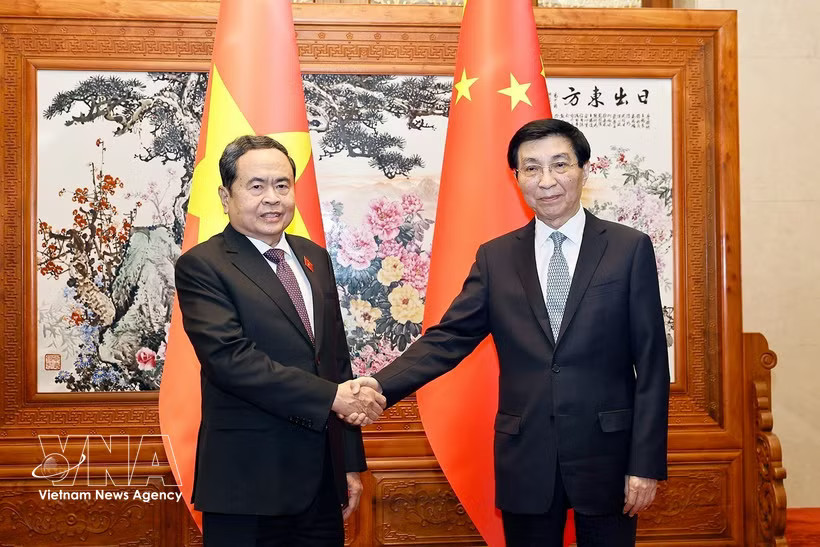 National Assembly President Tran Thanh Man (left) meets with Chairman of the National Committee of the Chinese People’s Political Consultative Conference Wang Huning in Beijing on October 11. (Photo: VNA)