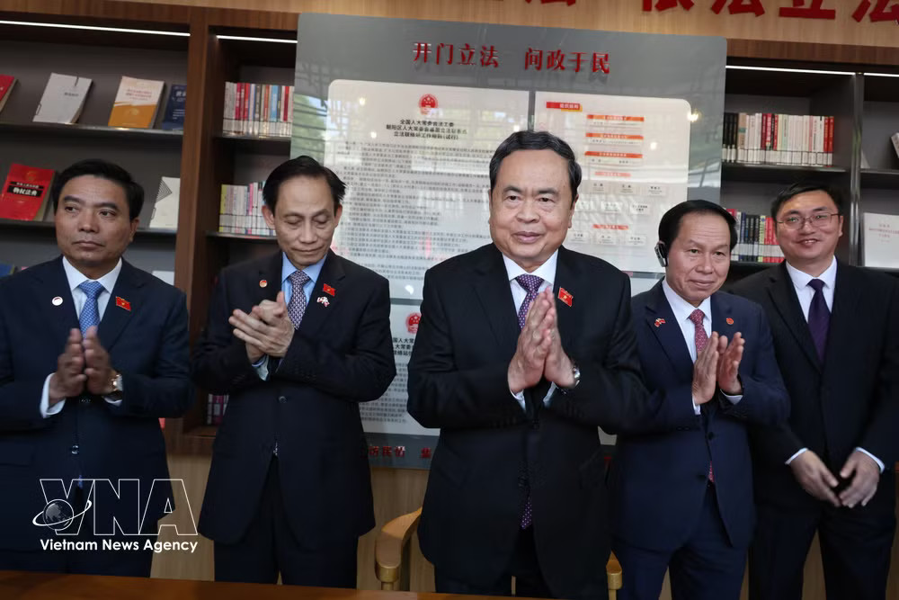 NA President Tran Thanh Man visits the Nanmofang township legislative liaison station (Photo: VNA) vnanet-e.jpg