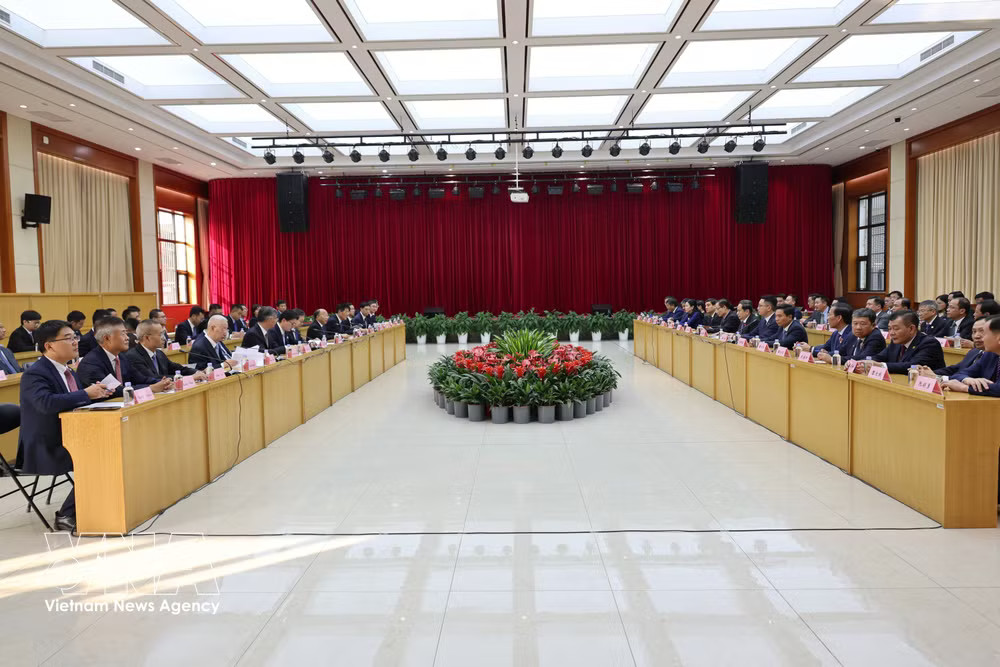 NA President Tran Thanh Man and the Vietnamese delegation attend an experience-sharing seminar with Beijing’s people’s congresses on October 11. (Photo: VNA) vnanet-l.jpg