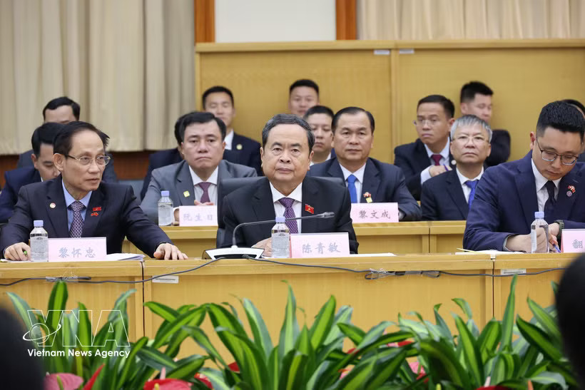 NA President Tran Thanh Man (centre) attends an experience-sharing seminar with Beijing’s people’s congresses on October 11. (Photo: VNA)