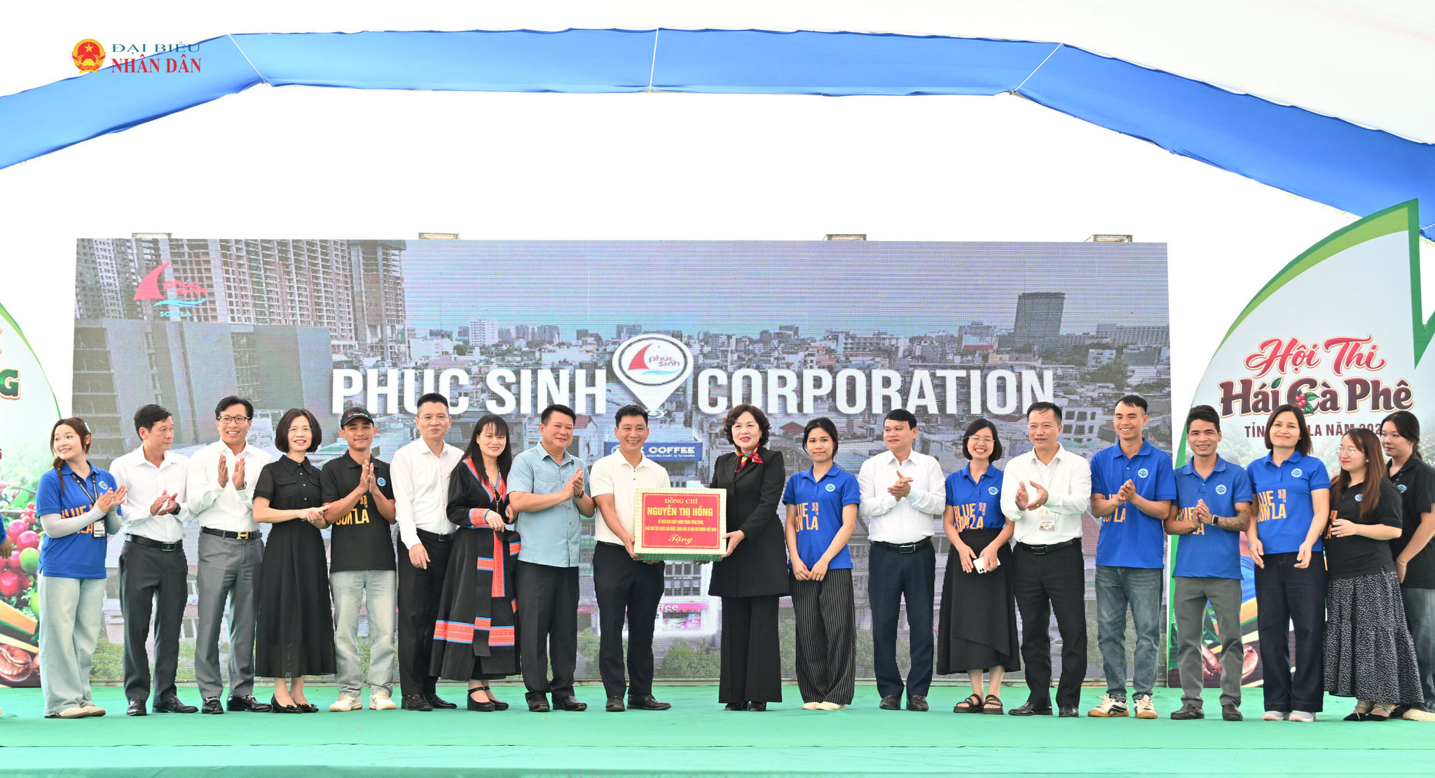Phó Chủ tịch Quốc hội Nguyễn Thị Hồng tặng quà cho Công ty Cổ phần Phúc Sinh Sơn La