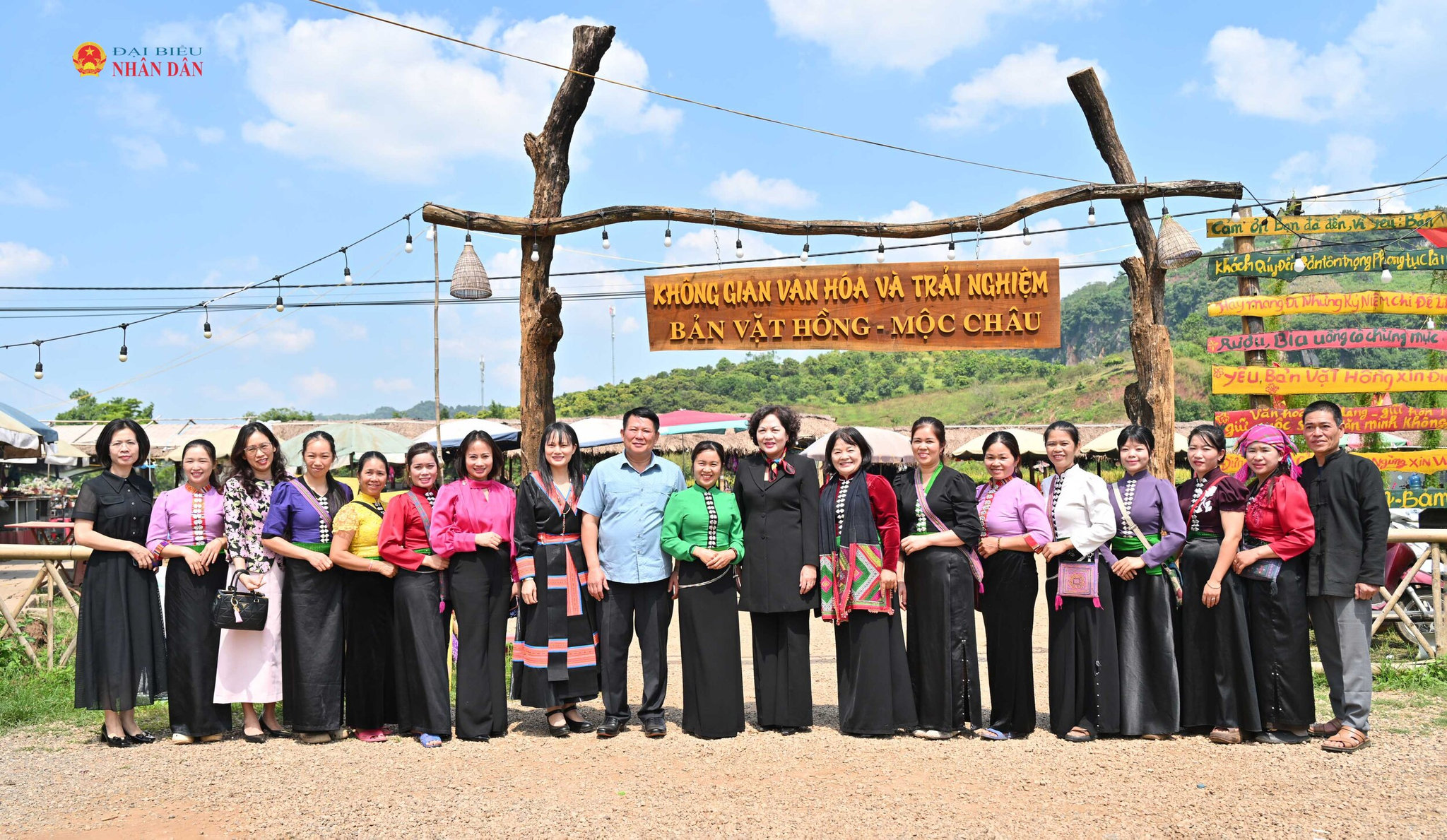 Phó Chủ tịch Quốc hội Nguyễn Thị Hồng và bà con người dân bản Vặt Hồng, Mộc Châu, Sơn La