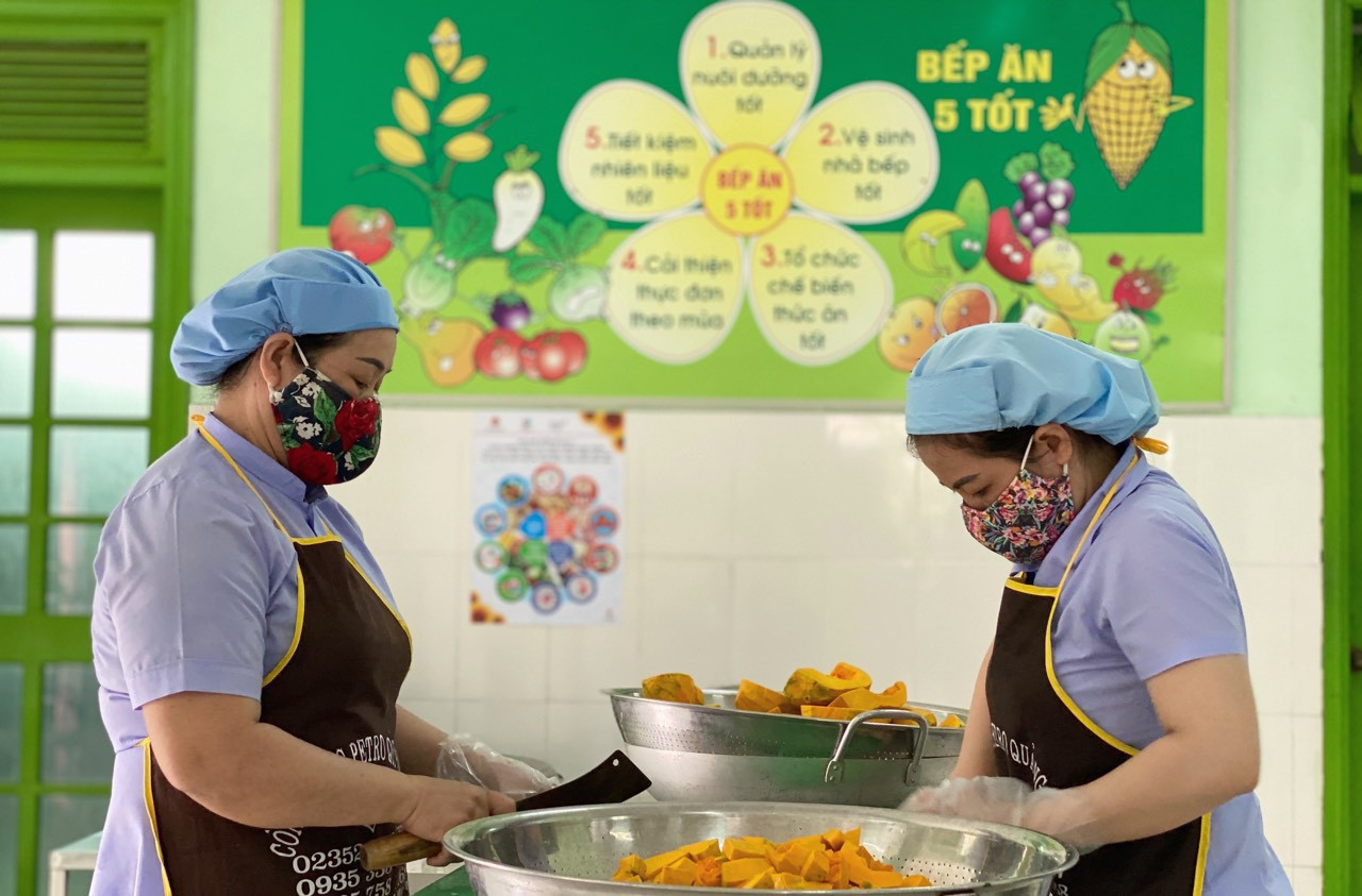 Theo TS.BS Bùi Thị Mai Hương, cần ban hành quy chuẩn dinh dưỡng học đường, trong đó quy định giới hạn đường tự do, muối và chất béo bão hòa trong suất ăn bán trú