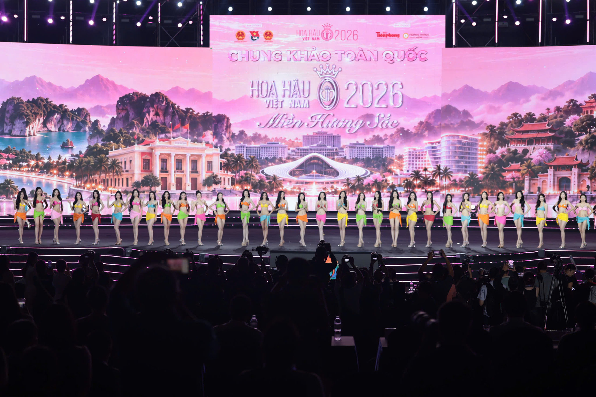 Sau phần trình diễn áo tắm, Ban Giám khảo lựa chọn Top 32 để tiếp tục trình diễn trang phục dạ hội