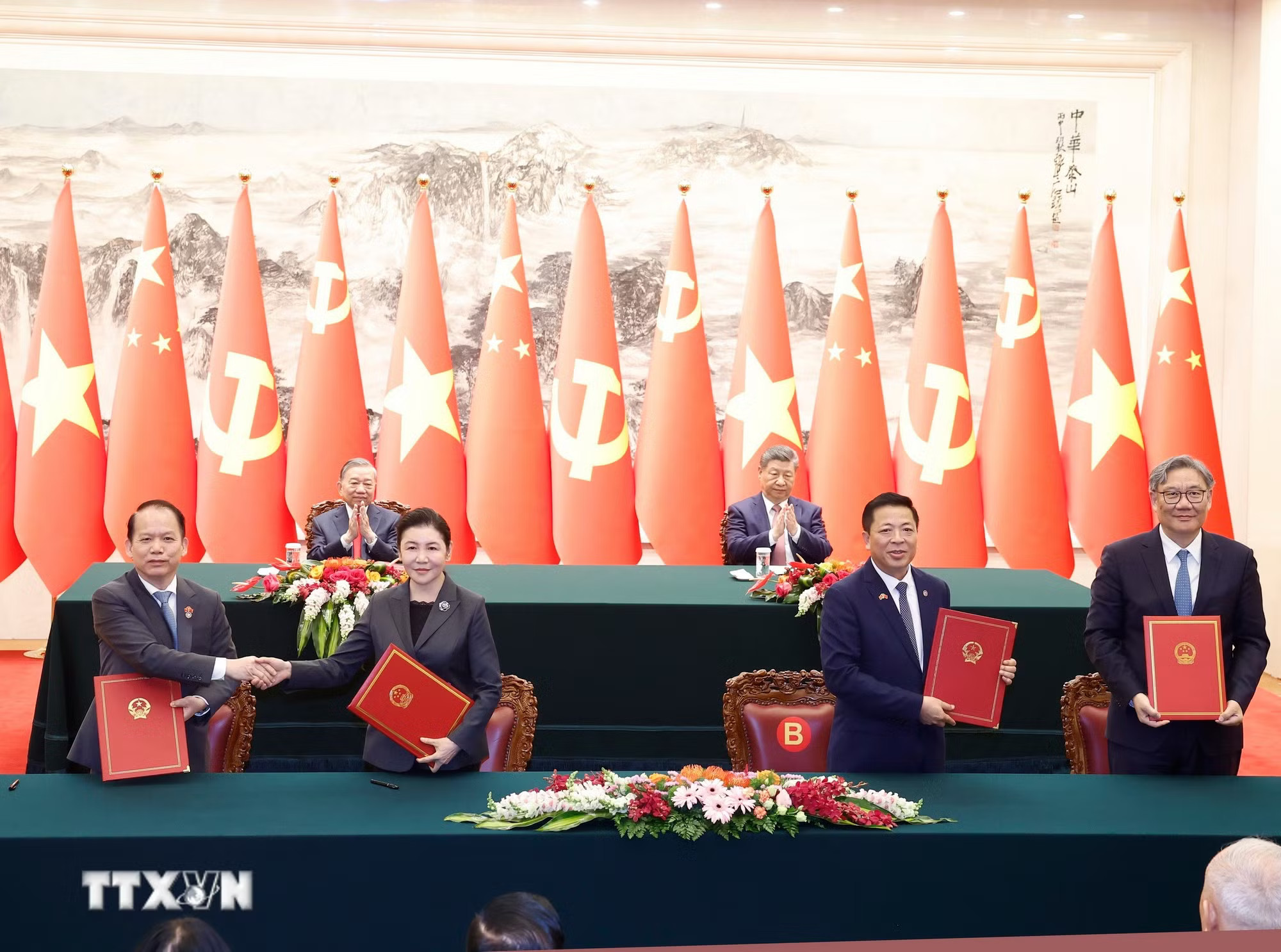 Sáng 15/4/2026, tại Đại lễ đường Nhân dân ở Thủ đô Bắc Kinh, sau hội đàm chính thức, Tổng Bí thư, Chủ tịch nước Tô Lâm và Tổng Bí thư, Chủ tịch nước Trung Quốc Tập Cận Bình chứng kiến Lễ ký một số văn kiện hợp tác tiêu biểu giữa hai nước