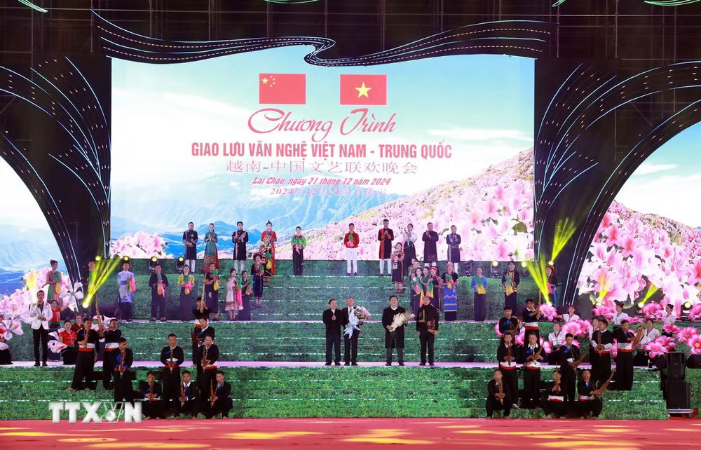 Giao lưu văn nghệ Việt Nam - Trung Quốc: “Sông núi nối liền - Thắm tình hữu nghị” (Ảnh: Quý Trung/TTXVN) Giao lưu văn nghệ Việt Nam - Trung Quốc: “Sông núi nối liền - Thắm tình hữu nghị” (