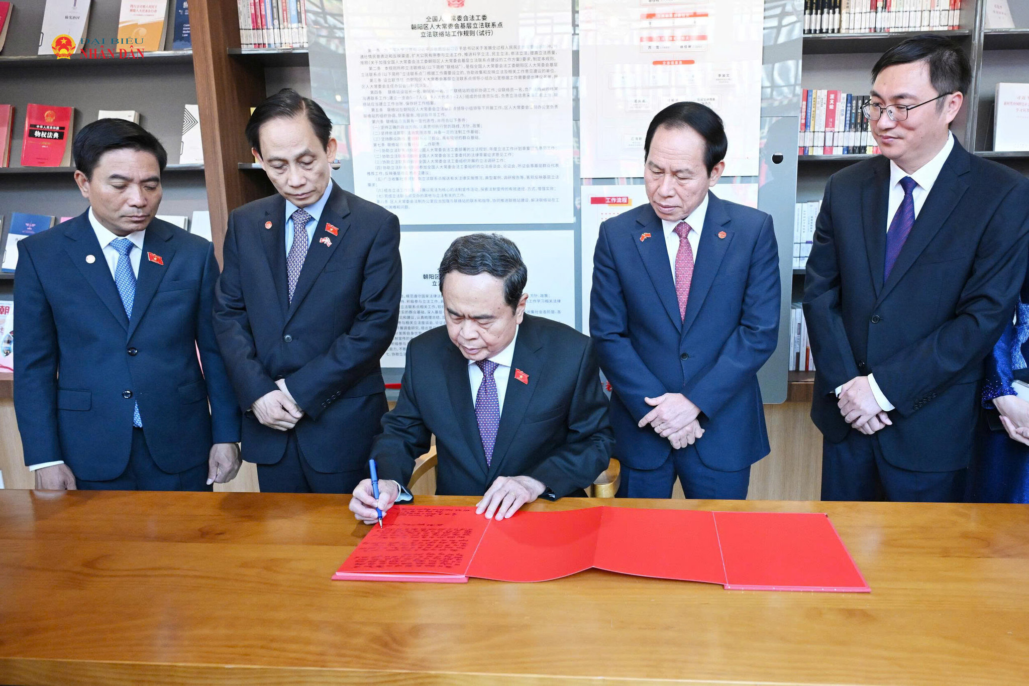 Chủ tịch Quốc hội Trần Thanh Mẫn ghi sổ lưu niệm tại Điểm liên lạc lập pháp cơ sở Nam Ma Phòng