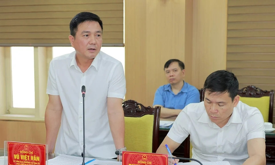 Phó Chủ tịch UBND tỉnh Phú Thọ Vũ Việt Văn phát biểu tại phiên họp