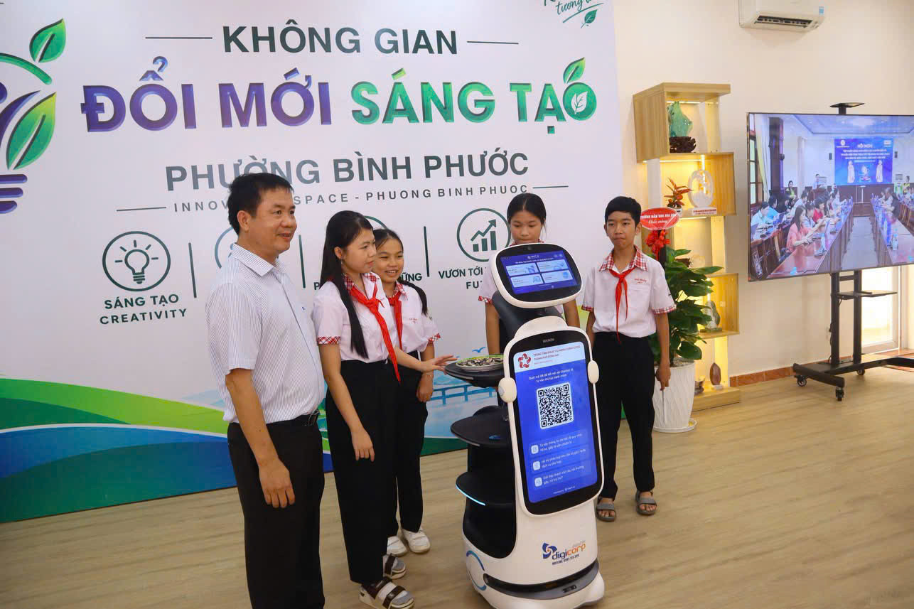 Không gian trưng bày, giới thiệu nhiều mô hình, công nghệ mới thu hút đông đảo cán bộ, Nhân dân, đặc biệt là học sinh tới tham quan