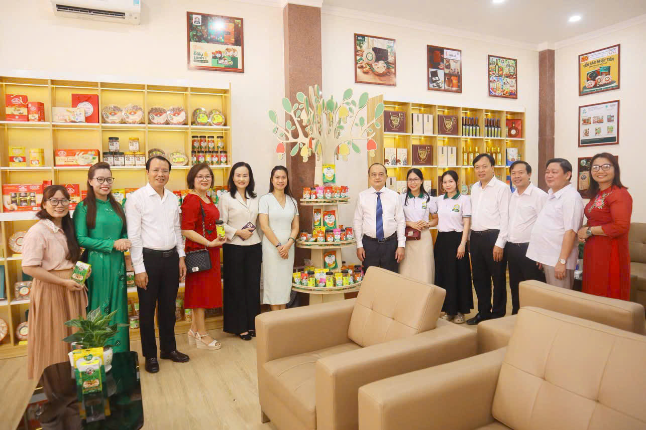 Không gian đổi mới sáng tạo không chỉ có sản phẩm công nghệ, mà còn còn bao gồm các gian hàng trưng bày các sản phẩm đặc trưng của địa phương và sản phẩm OCOP.