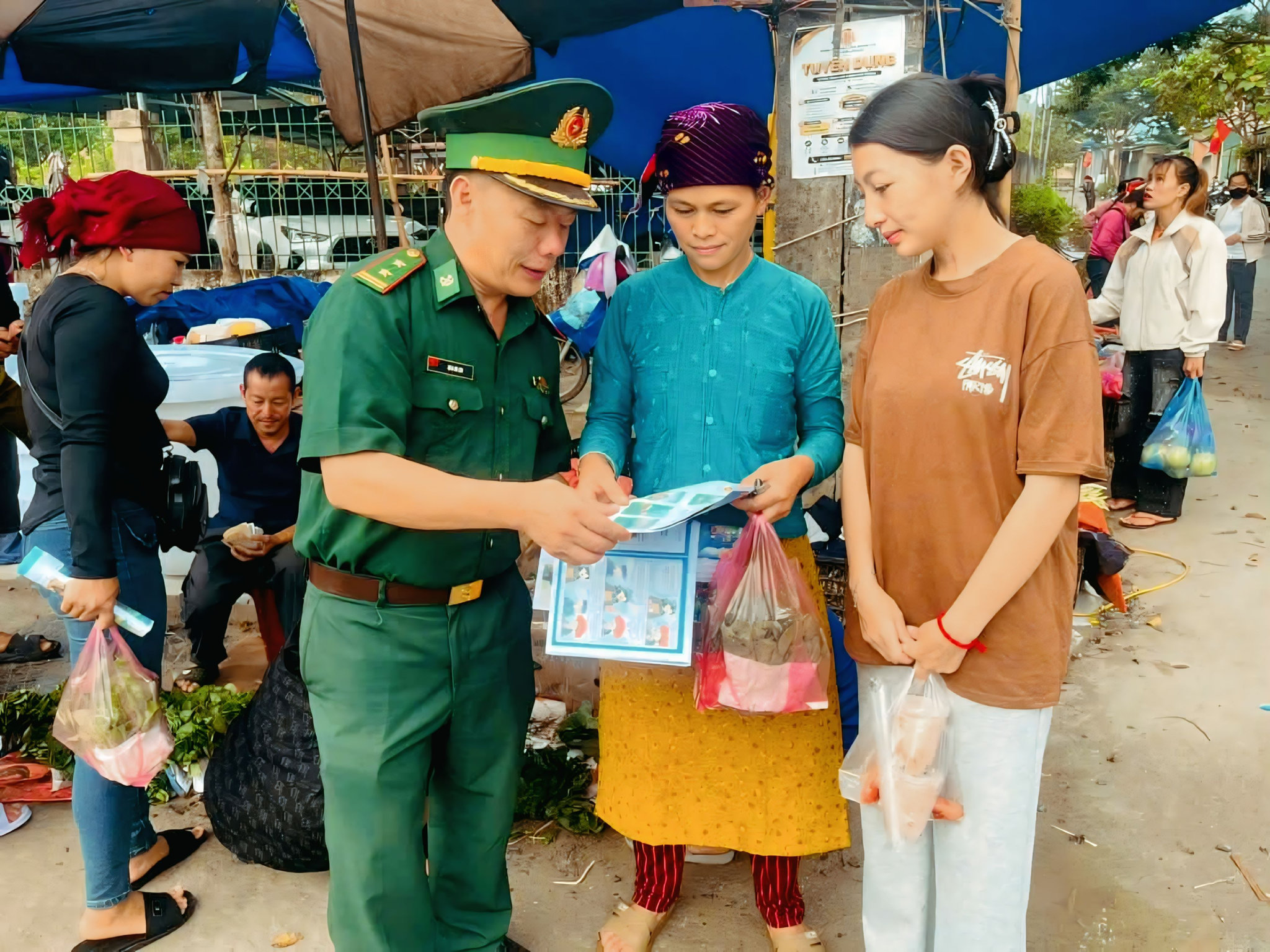 Bộ đội Biên phòng tỉnh Tuyên Quang phát tờ rơi tuyên truyền pháp luật cho người dân khu vực biên giới