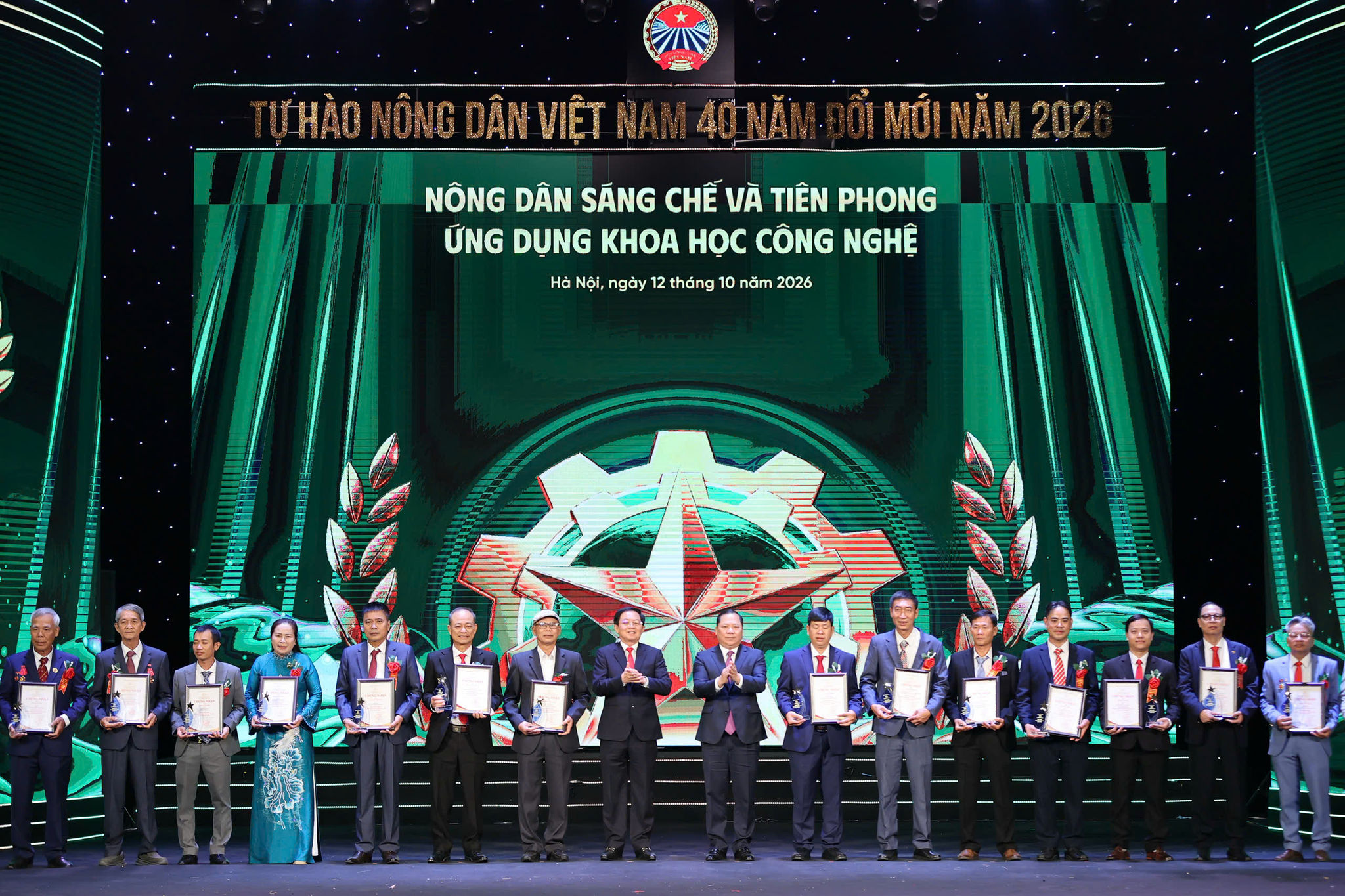Phó Thủ tướng Chính phủ Hồ Quốc Dũng; Phó Chủ tịch Ủy ban Trung ương Mặt trận Tổ quốc Việt Nam Nguyễn Phi Long trao biểu trưng và chứng nhận cho các Nông dân Việt Nam xuất sắc. Ảnh: Ban Tổ chức
