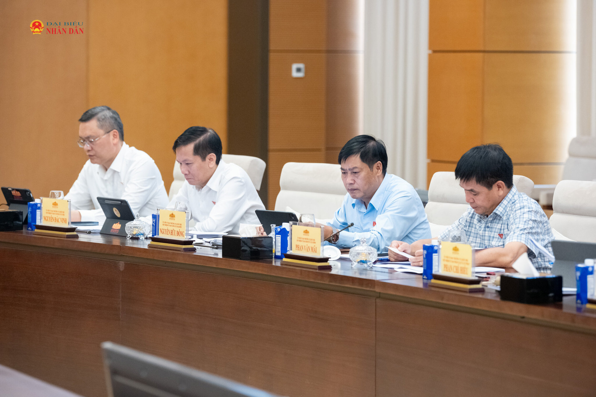 Các đại biểu tham dự phiên họp