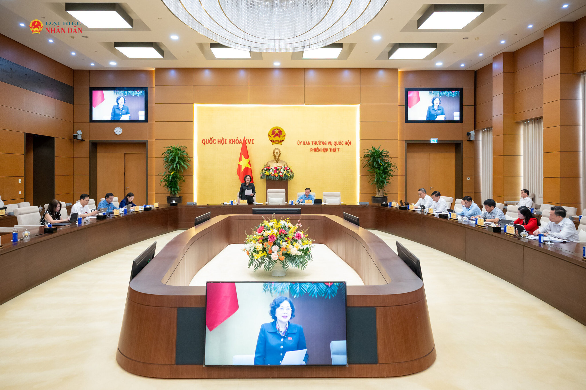 Phó Chủ tịch Quốc hội Nguyễn Thị Hồng điều hành nội dung phiên họp