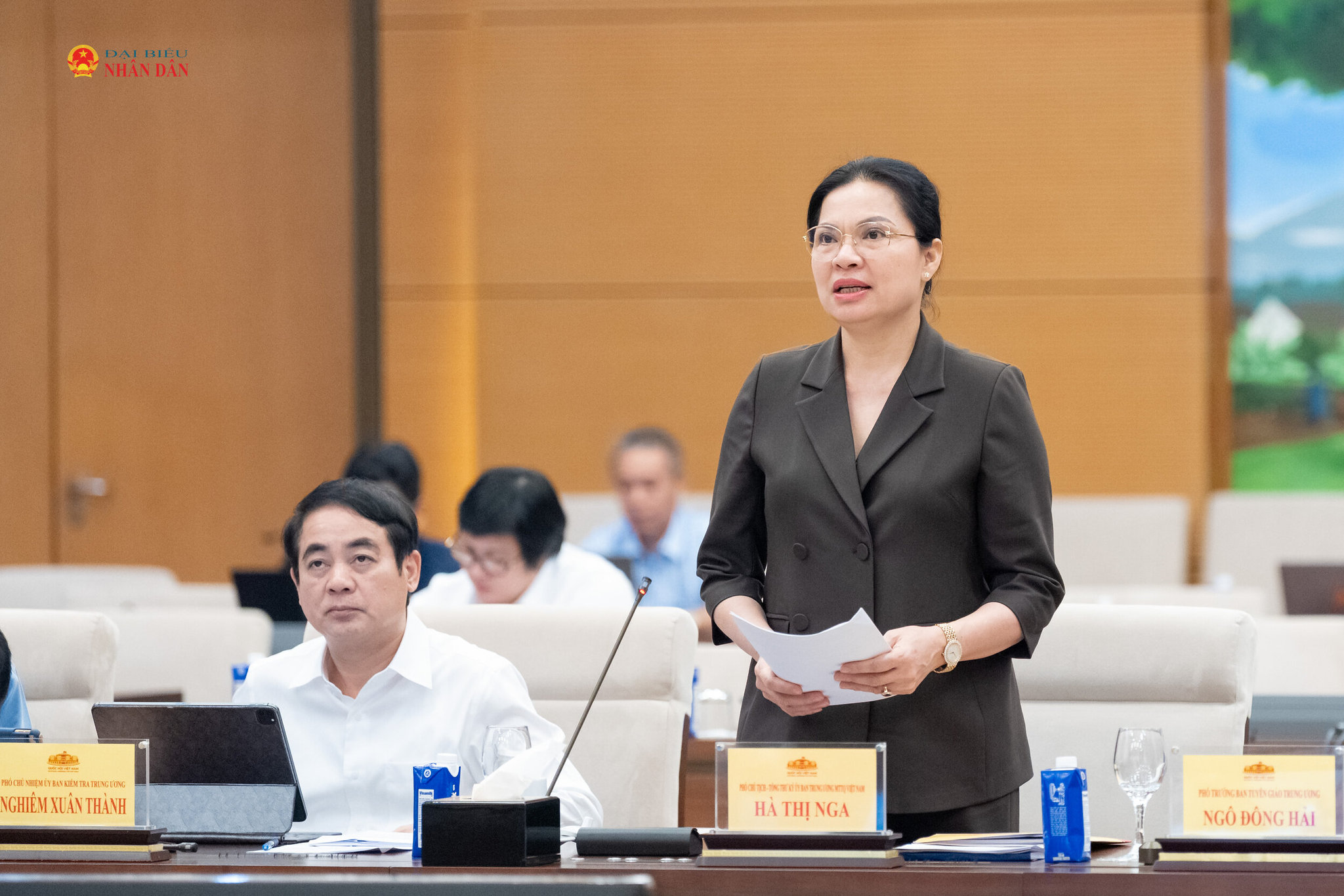 Phó Chủ tịch - Tổng thư ký Ủy ban TƯ MTTQVN Hà Thị Nga trình bày tóm tắt báo cáo