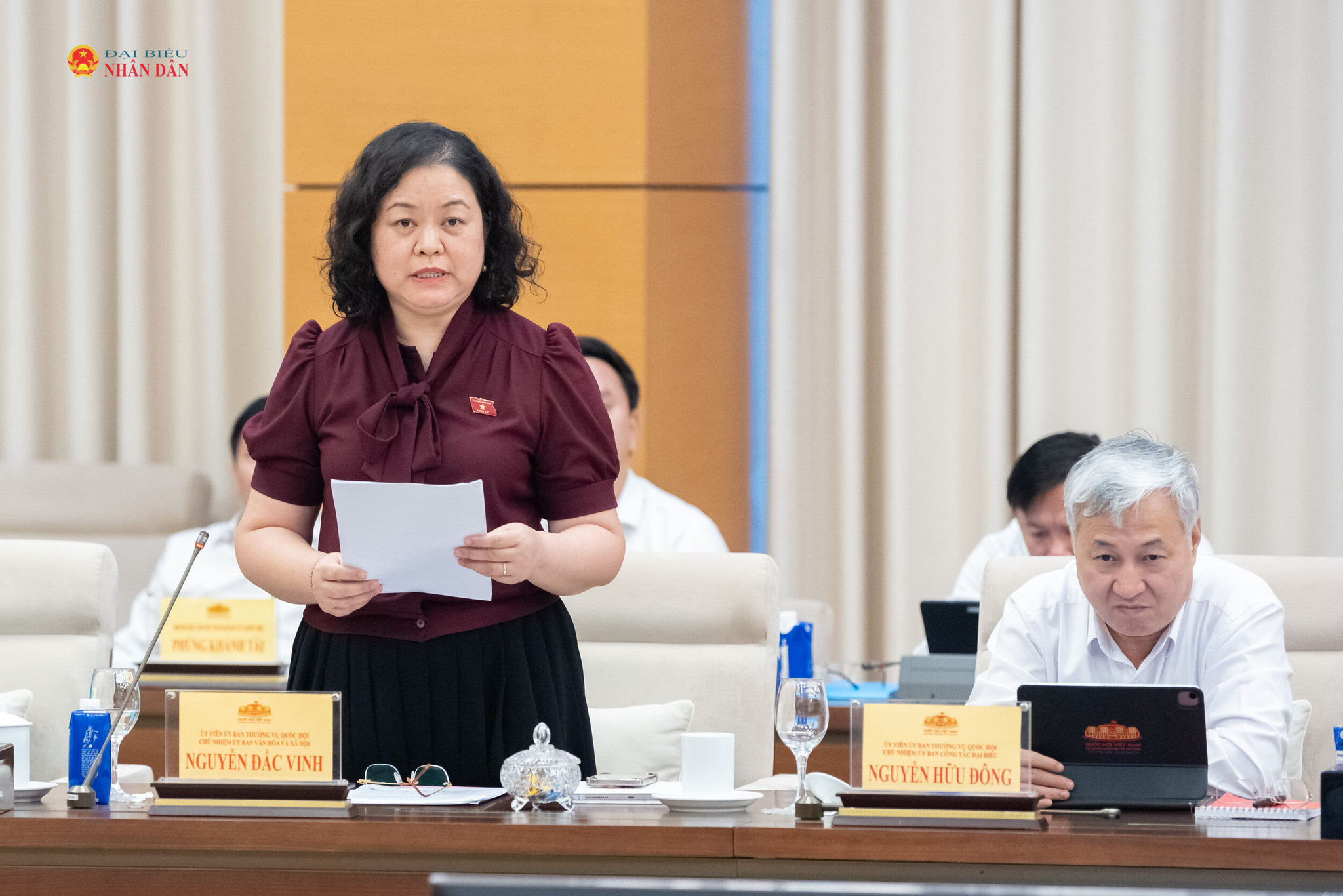 Phó Chủ nhiệm Ủy ban Văn hóa và Xã hội Lò Thị Việt Hà trình bày tóm tắt báo cáo thẩm tra sơ bộ, đề xuất các vấn đề cần Quốc hội tập trung thảo luận
