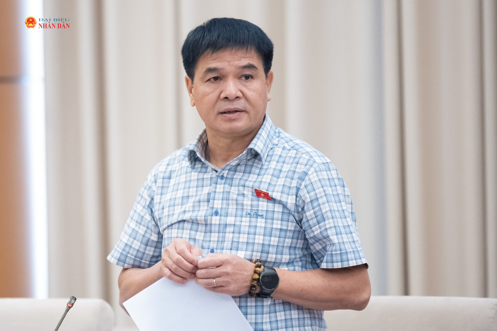 Phó chủ nhiệm Ủy ban Kinh tế và Tài chính Nguyễn Hữu Toàn trình bày tóm tắt báo cáo thẩm tra, đề xuất các vấn đề cần Quốc hội tập trung thảo luận