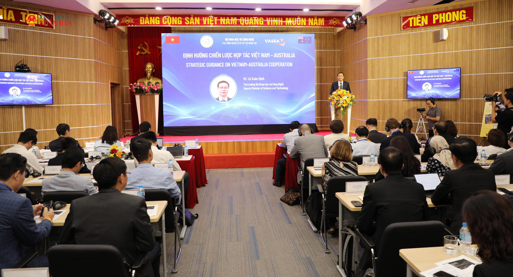 Toàn cảnh diễn đàn