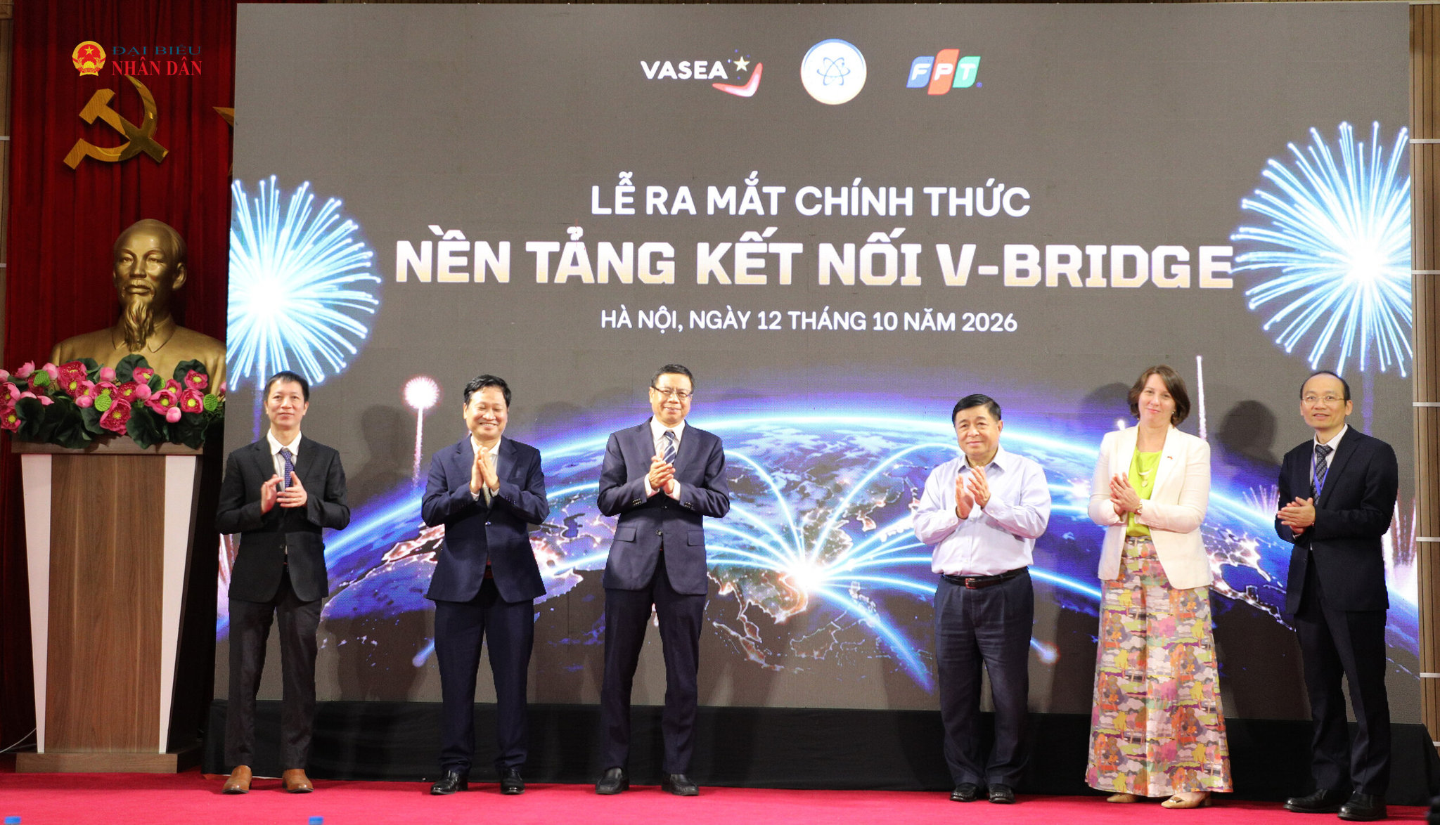 Các đại biểu ra mắt nền tảng kết nối V-BRIDGE