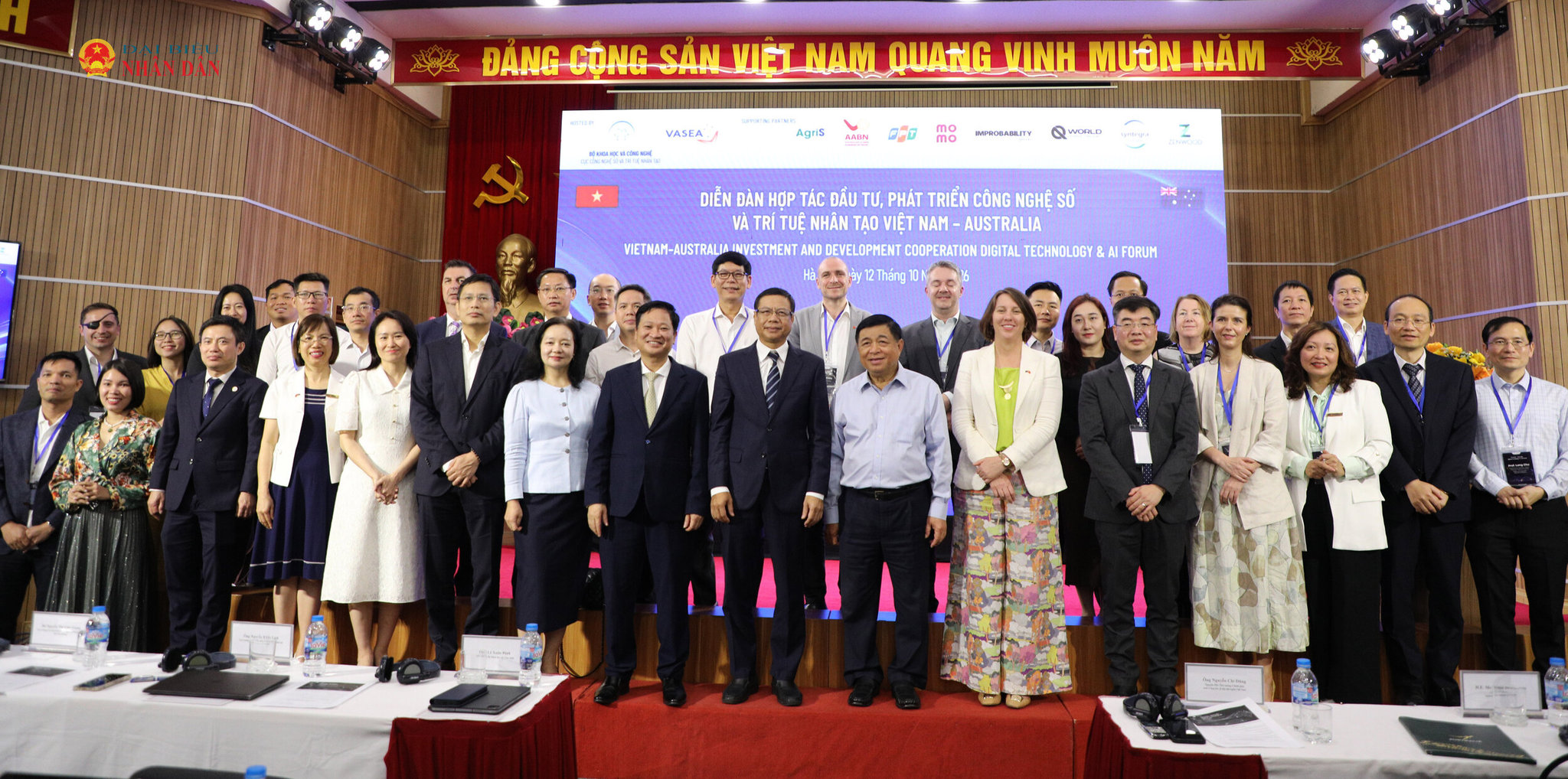 Các đại biểu chụp hình lưu niệm