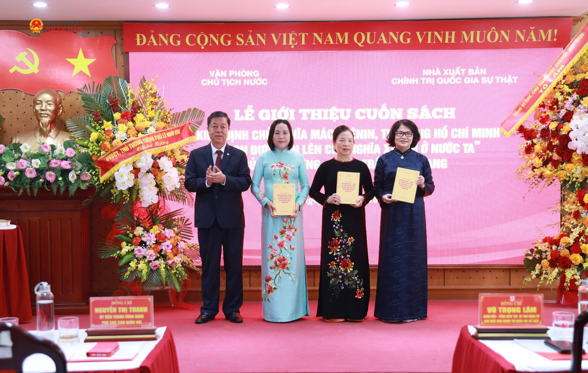 Giám đốc - Tổng Biên tập Nhà xuất bản Chính trị quốc gia Sự thật trao tặng cuốn sách cho lãnh đạo, nguyên lãnh đạo Đảng, Nhà nước và gia đình cố Chủ tịch nước Trần Đại Quang