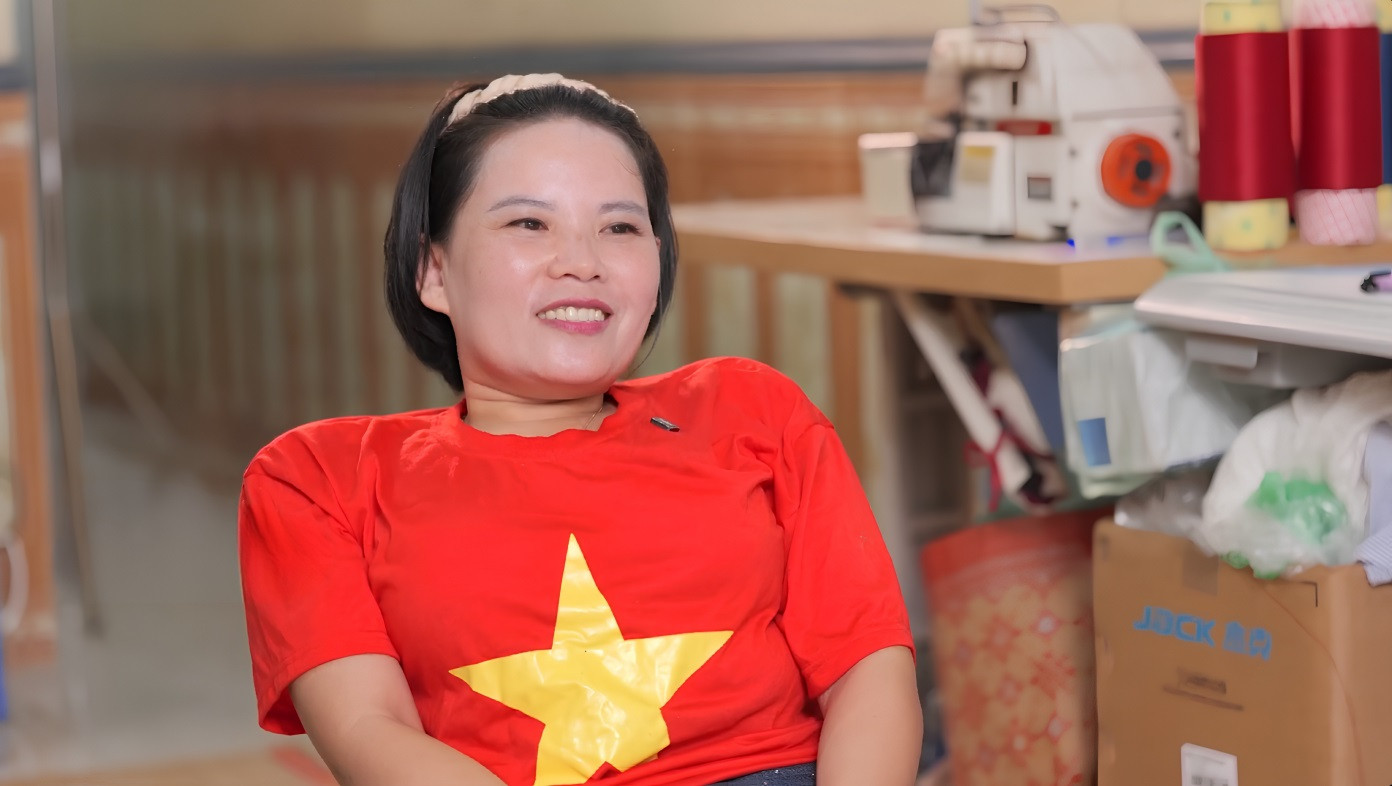 Từng trải qua mặc cảm vì khuyết tật, chị Đỗ Thị Huế dần tìm thấy sự tự tin và dành 15 năm đồng hành, tiếp thêm động lực cho những người cùng cảnh