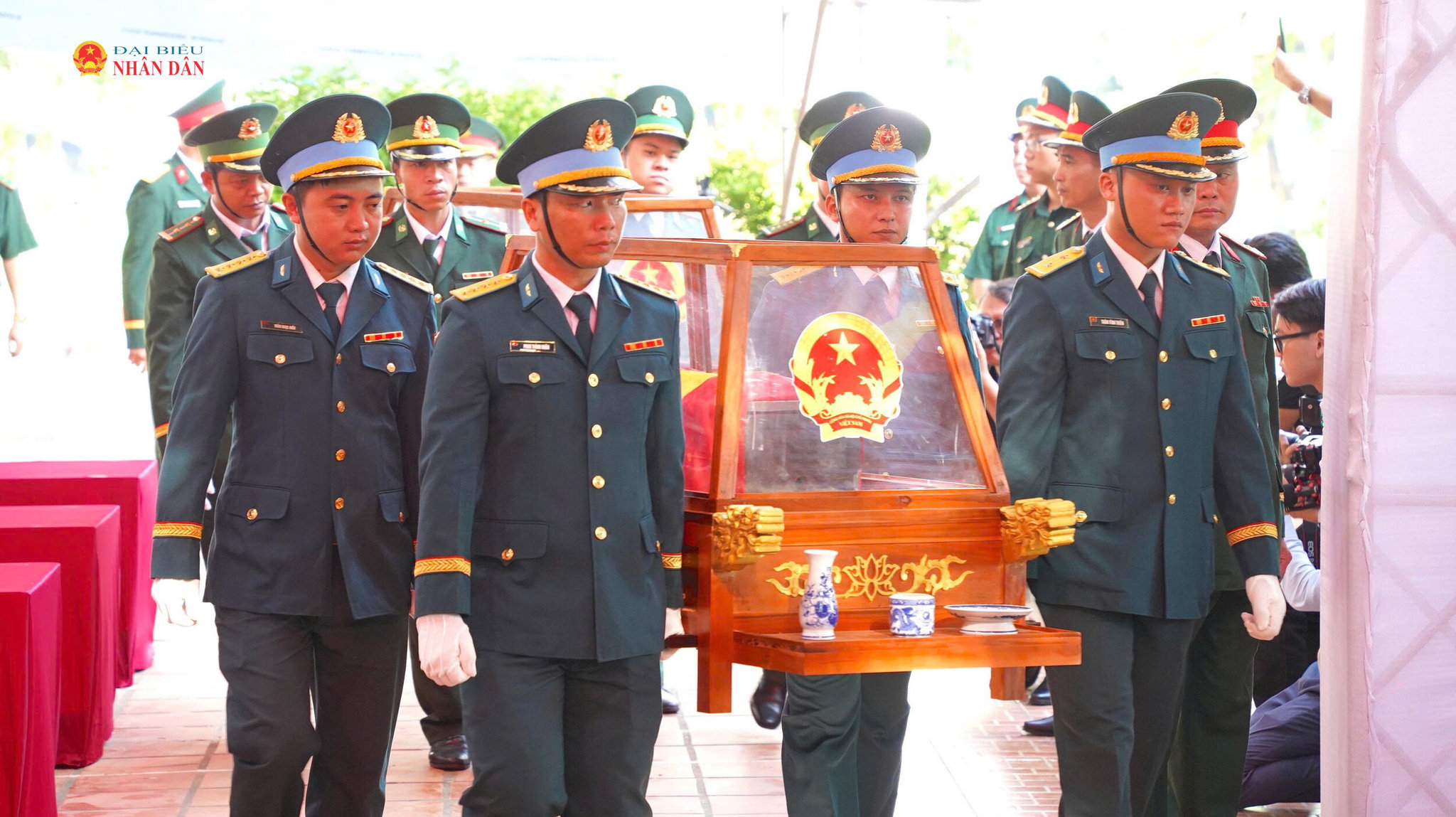 Các chiến sĩ đưa hài cốt các anh hùng liệt sĩ tại công viên Lê Thị Riêng ra xe di quách về nghĩa trang liệt sĩ TP. Hồ Chí Minh