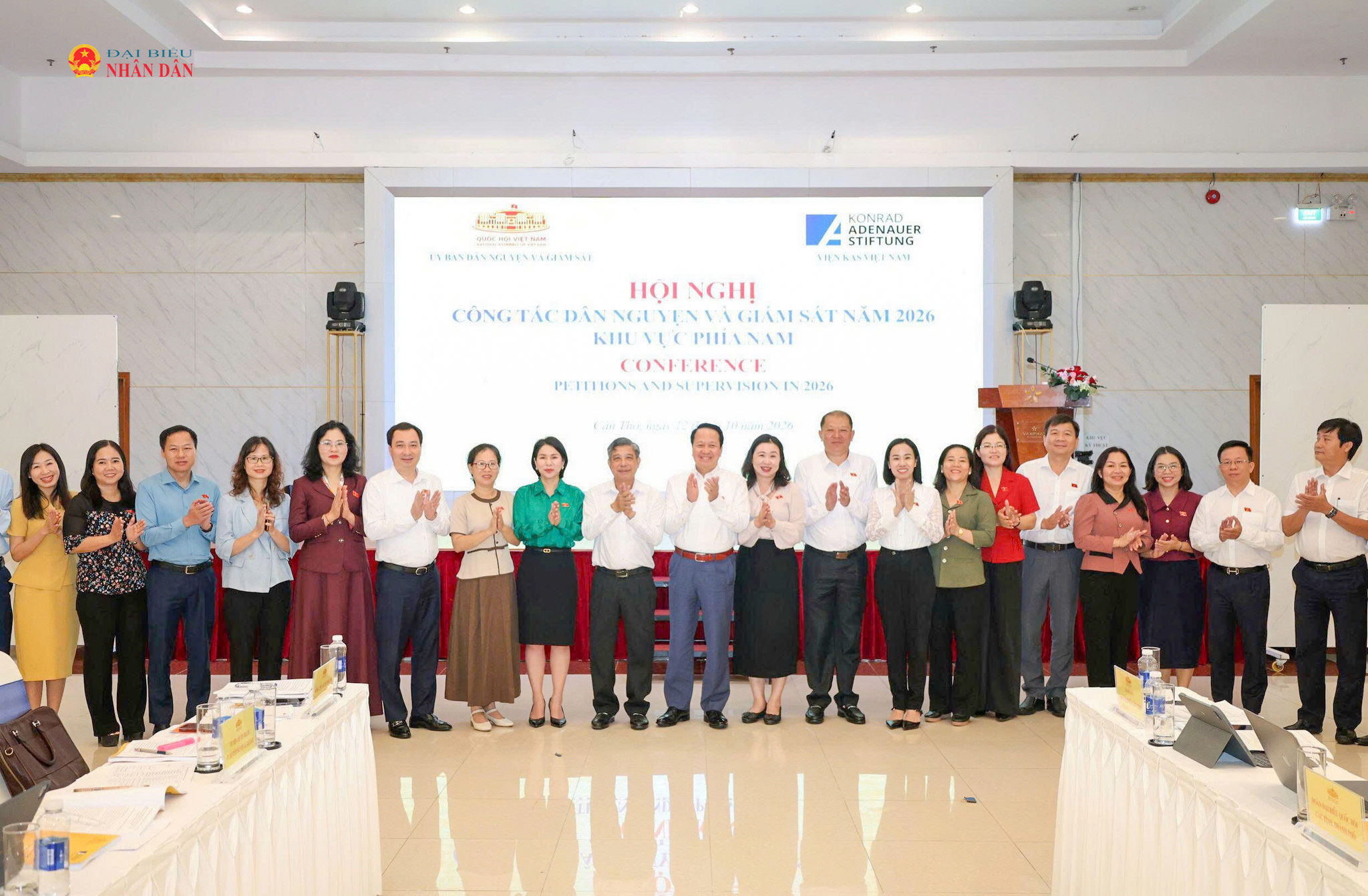 Các đại biểu chụp ảnh lưu niệm