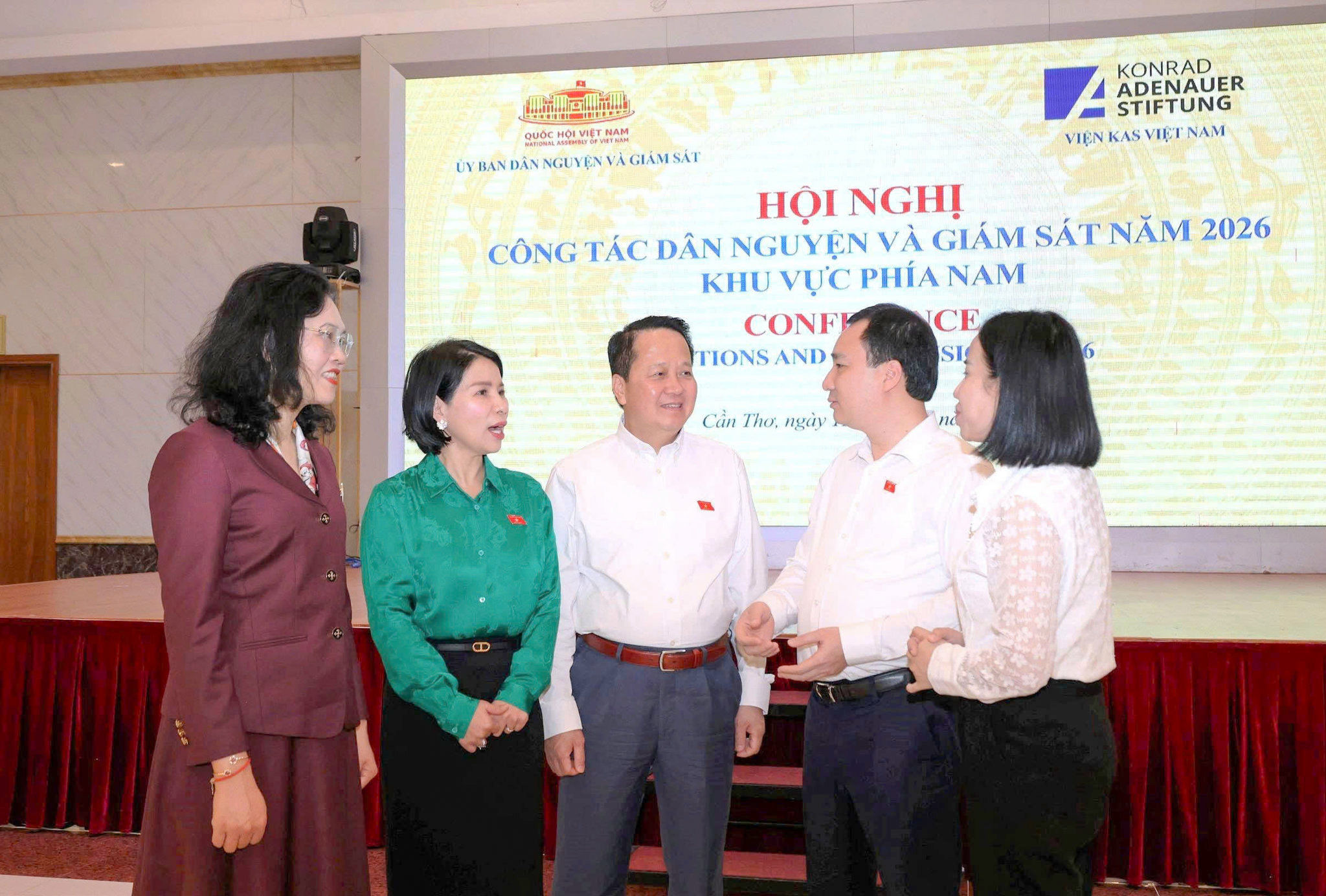 Các đại biểu trao đổi bên lề hội nghị