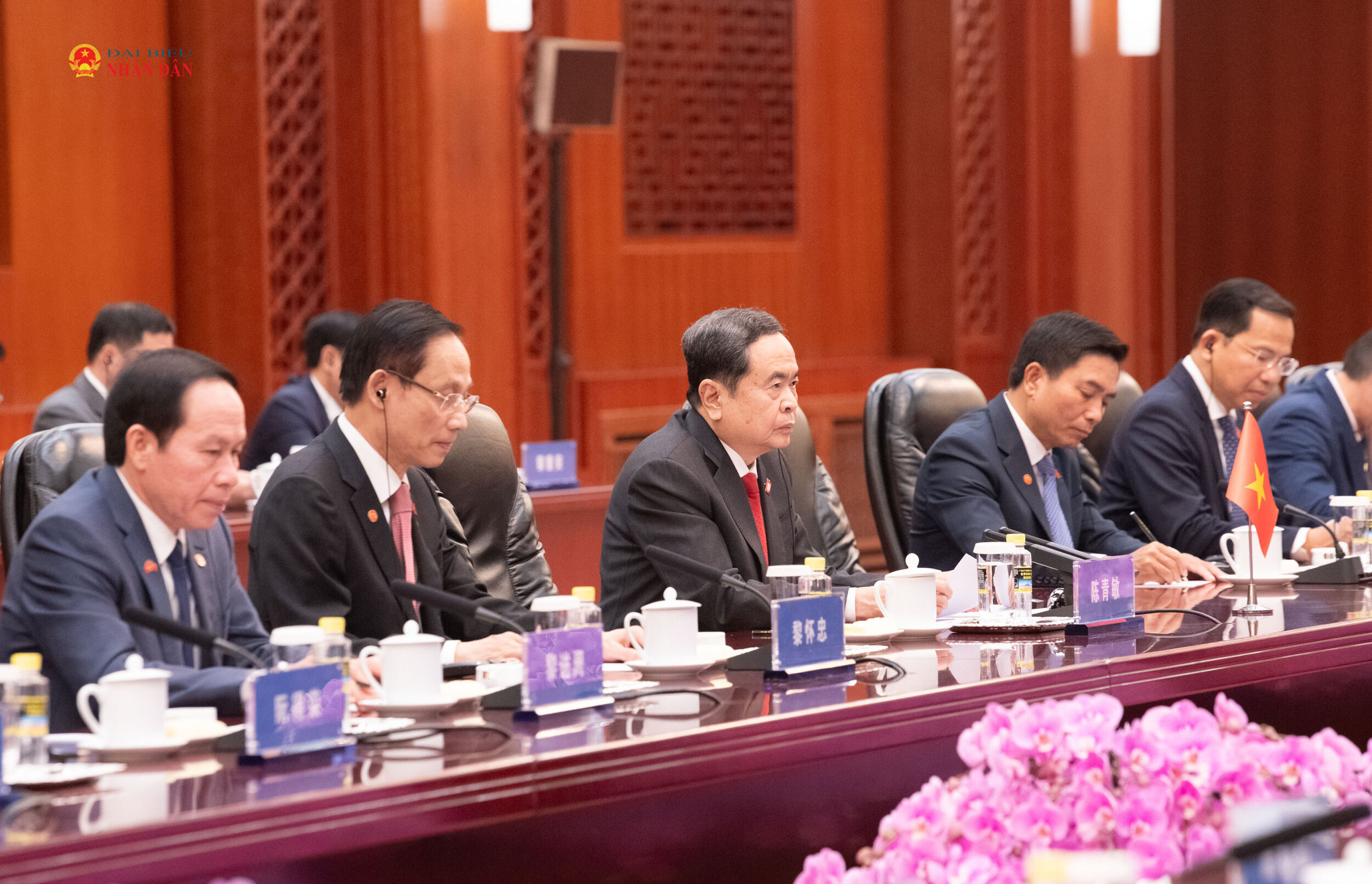 Chủ tịch Quốc hội Trần Thanh Mẫn và Đoàn đại biểu cấp cao Việt Nam tại cuộc hội đàm với Ủy viên trưởng Ủy ban Thường vụ Nhân đại toàn quốc Trung Quốc Triệu Lạc Tế