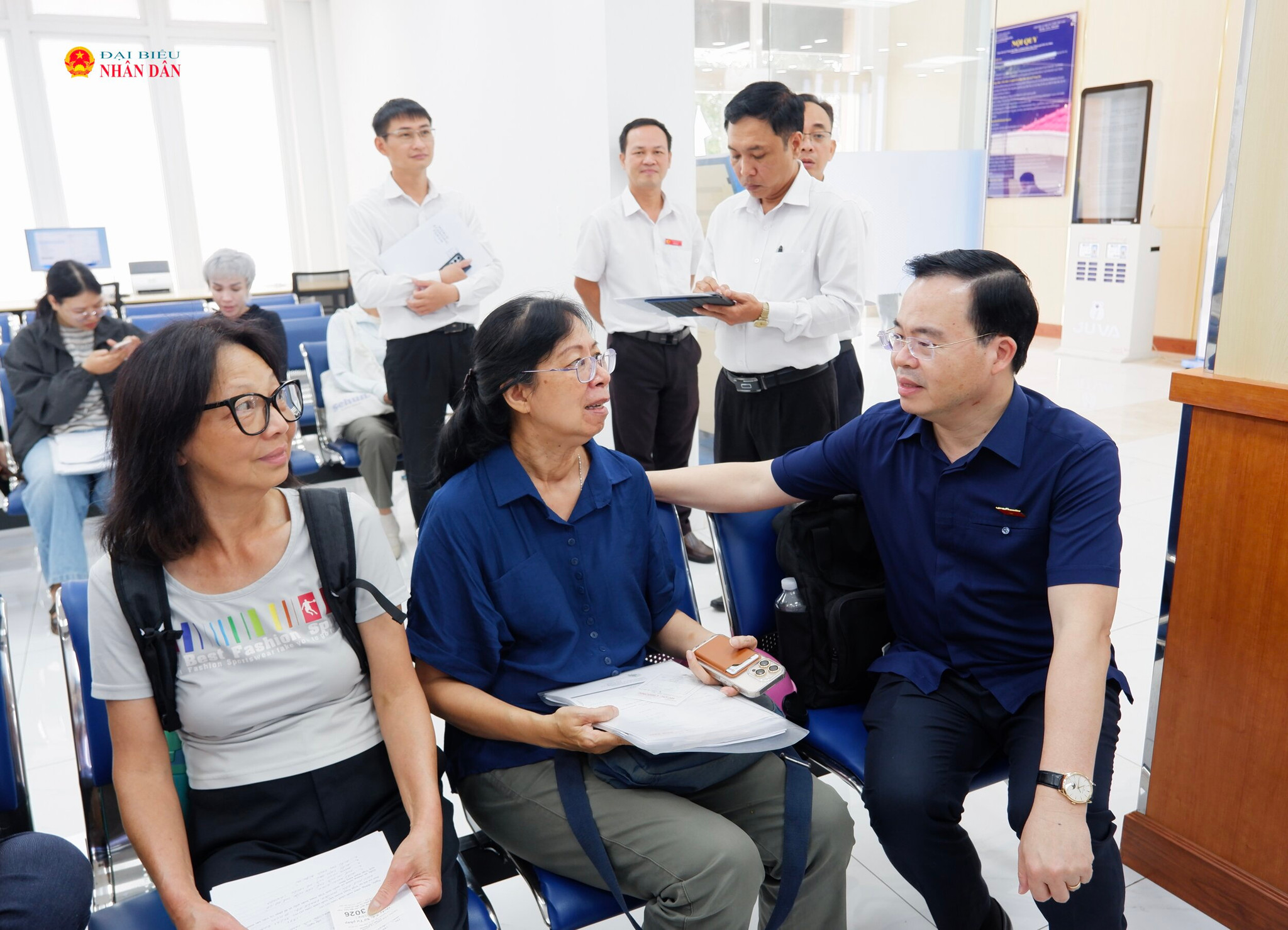 Phó Chủ nhiệm Ủy ban Khoa học, Công nghệ và Môi trường Trần Văn Khải trao đổi với người dân đến làm thủ tục hành chính