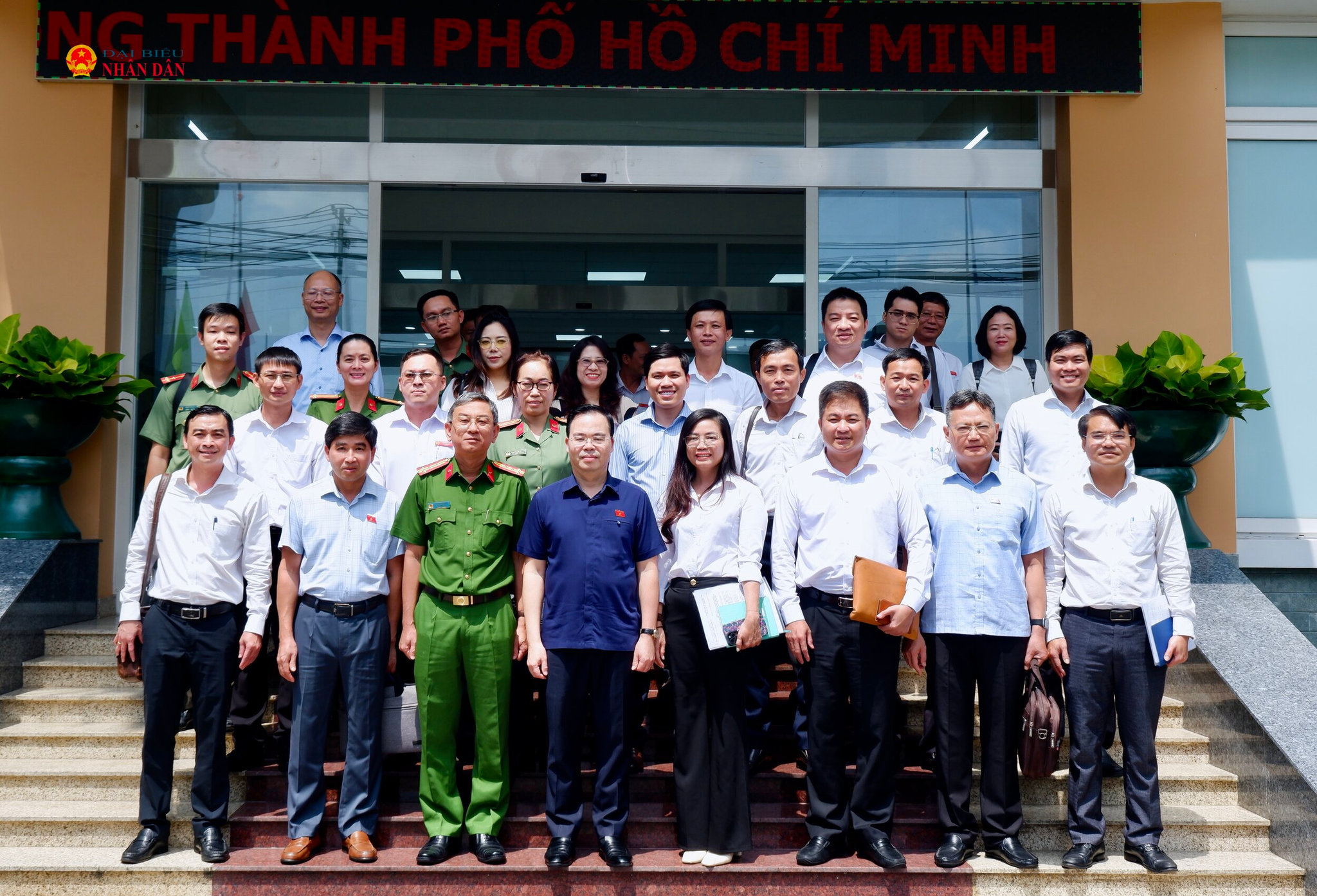Phó Chủ nhiệm Ủy ban Khoa học, Công nghệ và Môi trường Trần Văn Khải cùng các đại biểu tại Trung tâm Phục vụ Hành chính công TP. Hồ Chí Minh