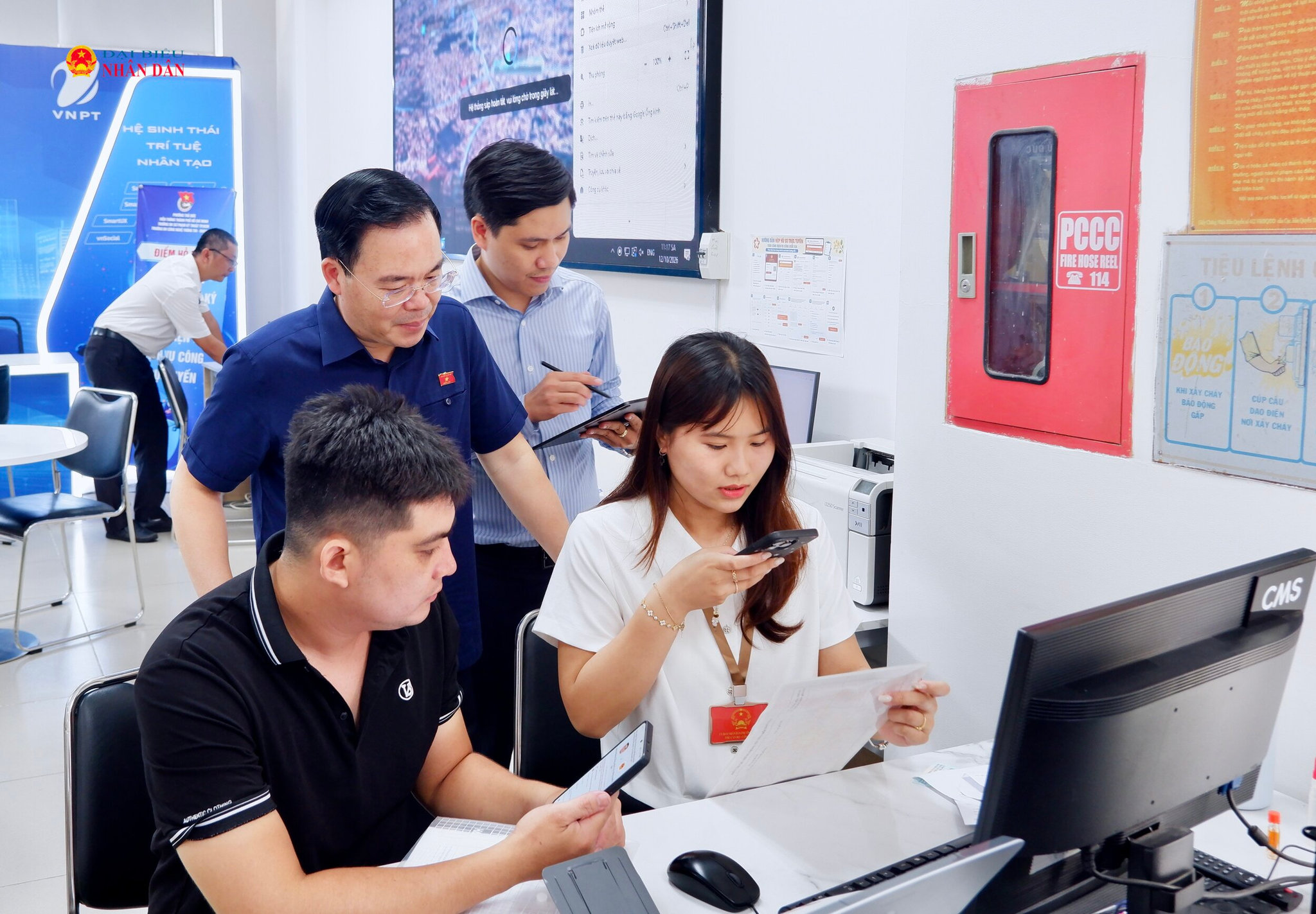 Đoàn giám sát trải nghiệm dịch vụ công trực tuyến tại Trung tâm Phục vụ Hành chính công phường Thủ Đức