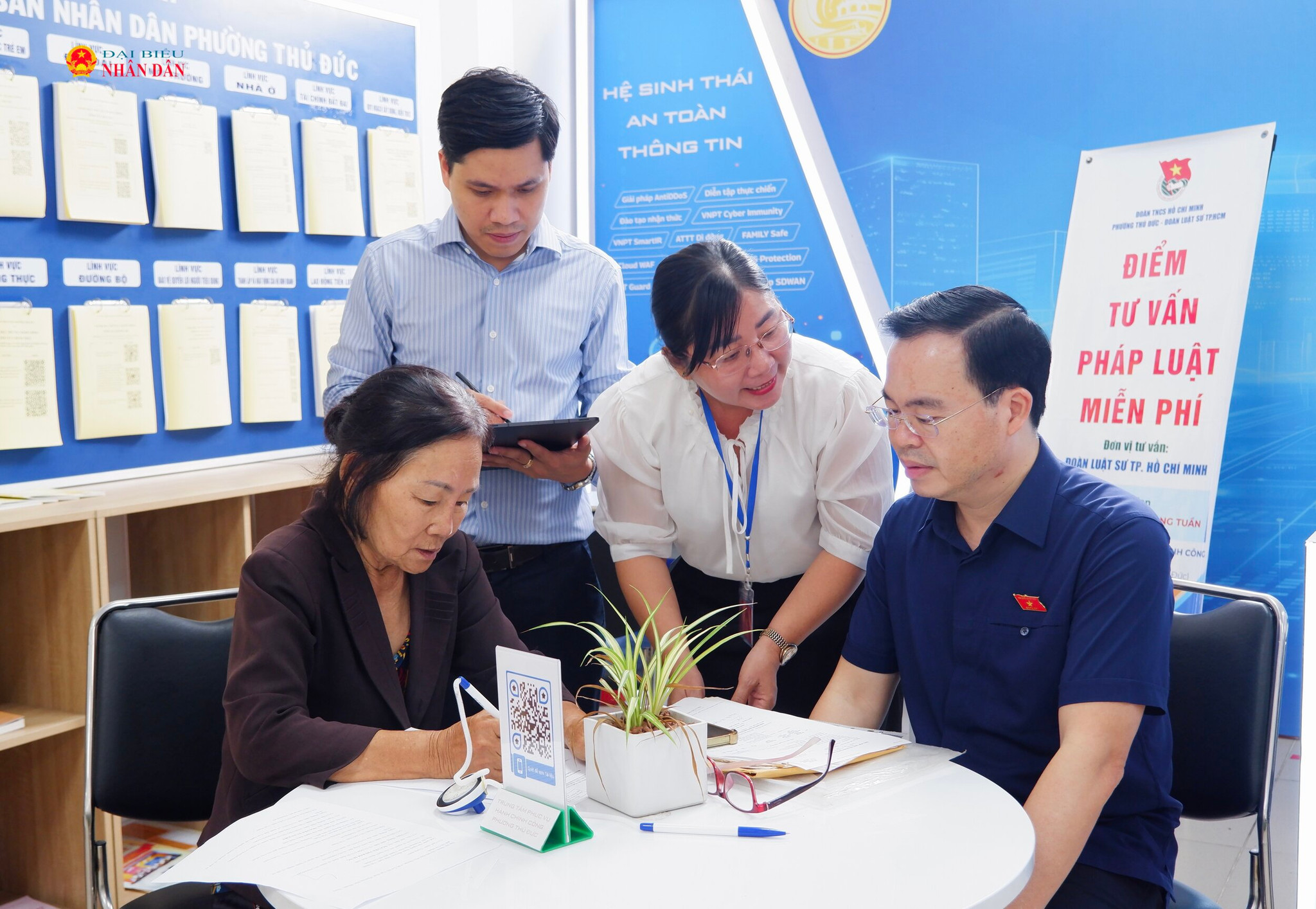 Phó Chủ nhiệm Ủy ban Khoa học, Công nghệ và Môi trường Trần Văn Khải trao đổi với người dân đến làm thủ tục hành chính