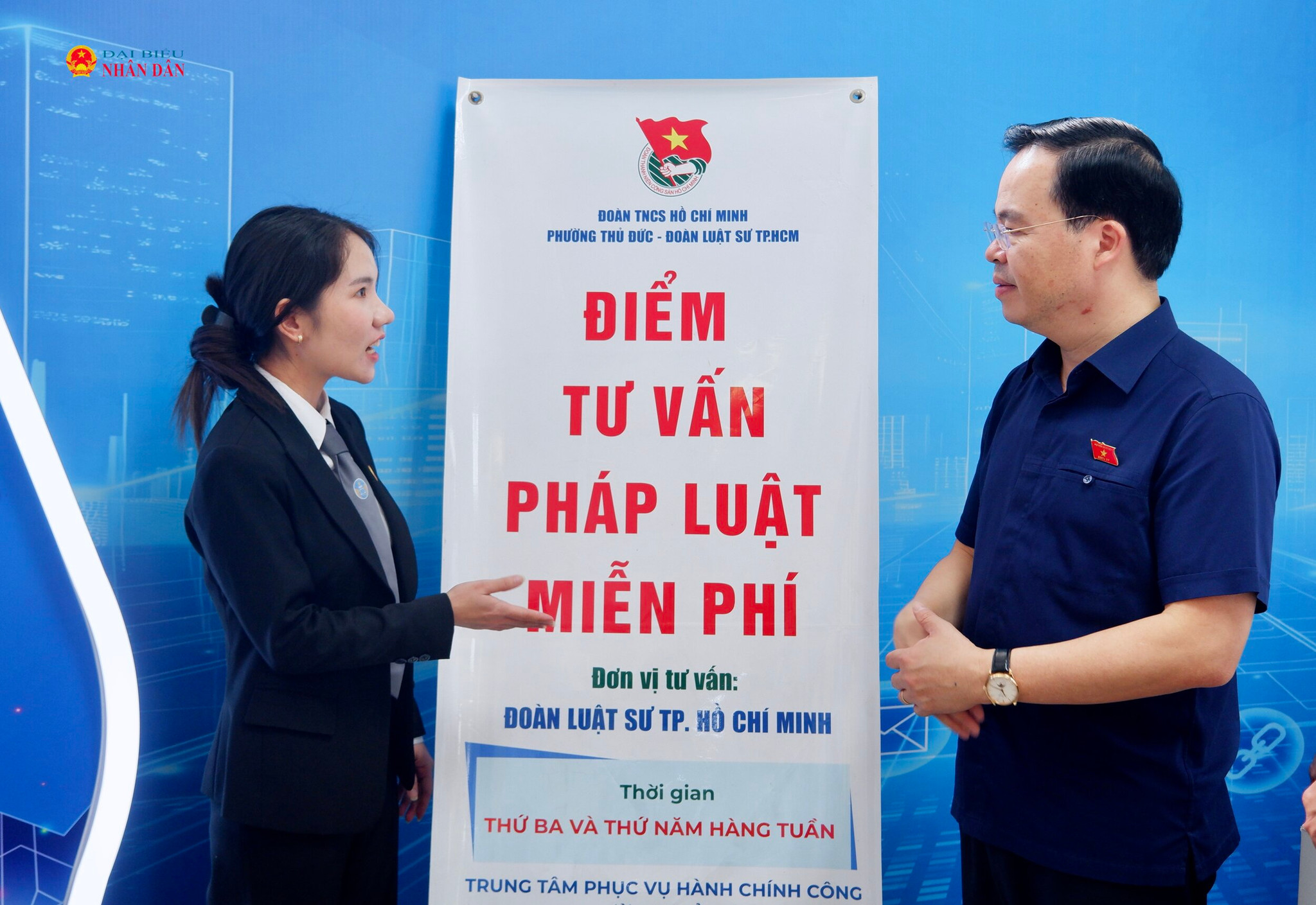 Phó Chủ nhiệm Ủy ban Khoa học, Công nghệ và Môi trường Trần Văn Khải trao đổi về điểm tư vấn pháp luật miễn phí tại Trung tâm Phục vụ Hành chính công phường Thủ Đức