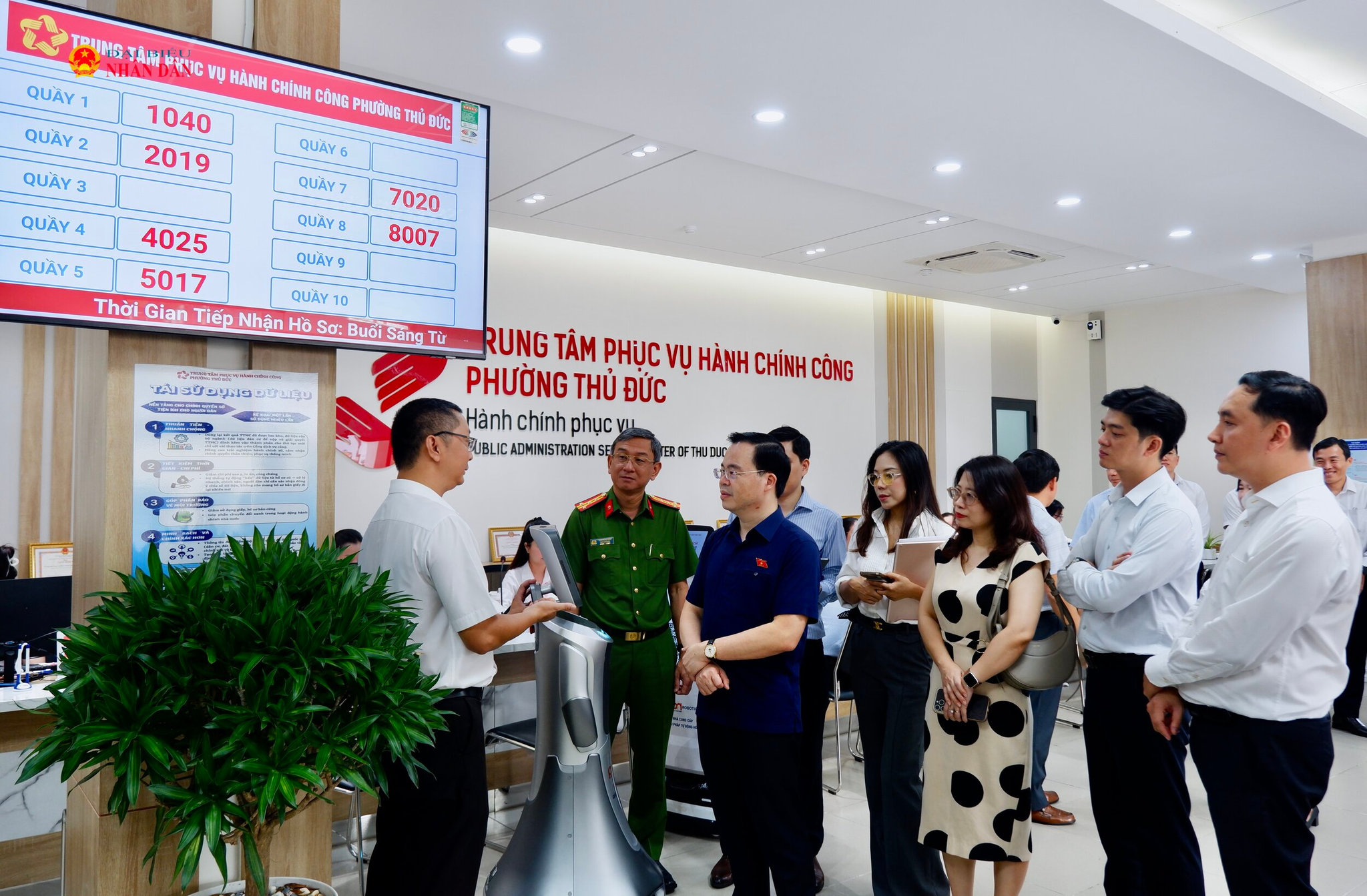 Đoàn giám sát trải nghiệm dịch vụ công trực tuyến tại Trung tâm Phục vụ Hành chính công phường Thủ Đức