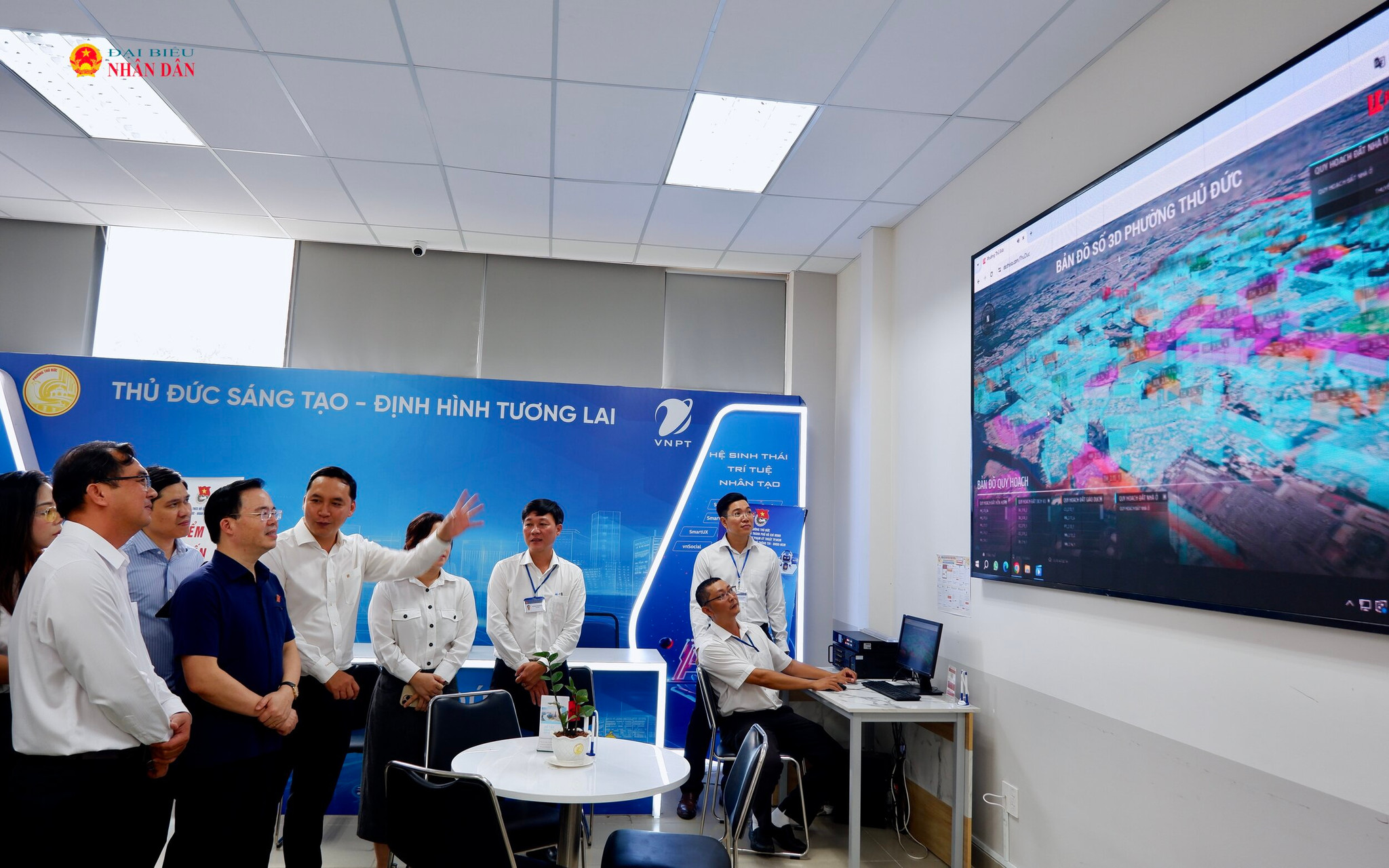 Đoàn giám sát trải nghiệm Bản đồ số 3D phường Thủ Đức tại Trung tâm Phục vụ Hành chính công phường