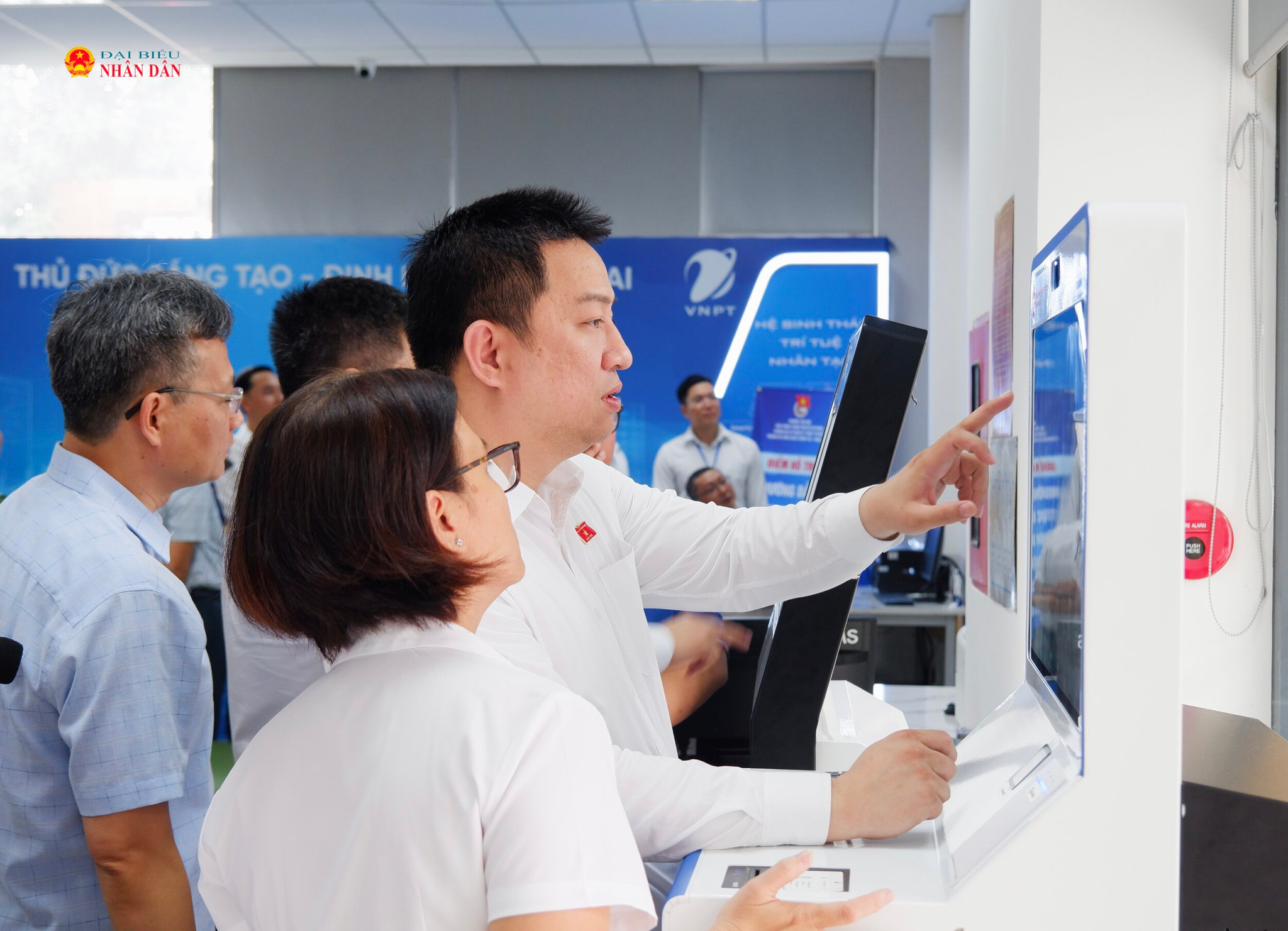 Đoàn giám sát trải nghiệm dịch vụ công trực tuyến tại Trung tâm Phục vụ Hành chính công phường Thủ Đức