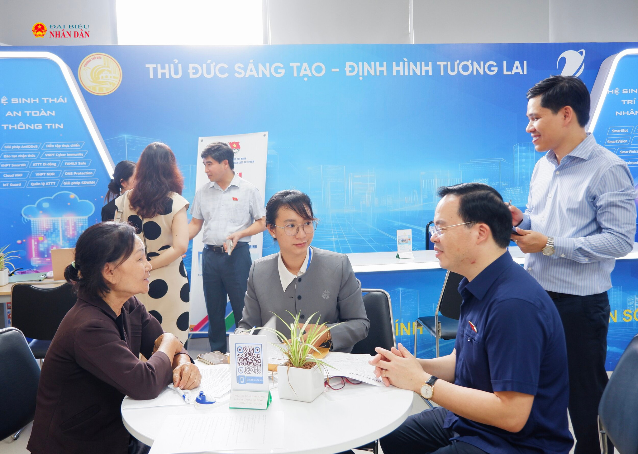 Phó Chủ nhiệm Ủy ban Khoa học, Công nghệ và Môi trường Trần Văn Khải trao đổi với người dân đến làm thủ tục hành chính