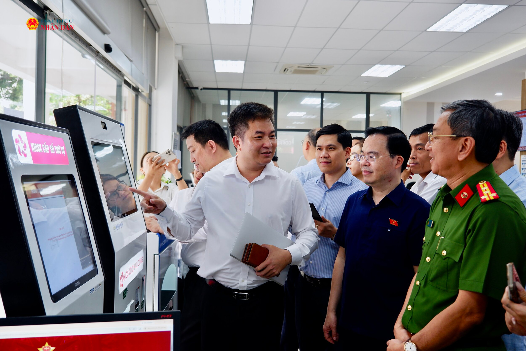 Đoàn giám sát trải nghiệm dịch vụ công trực tuyến tại Trung tâm Phục vụ Hành chính công phường Thủ Đức