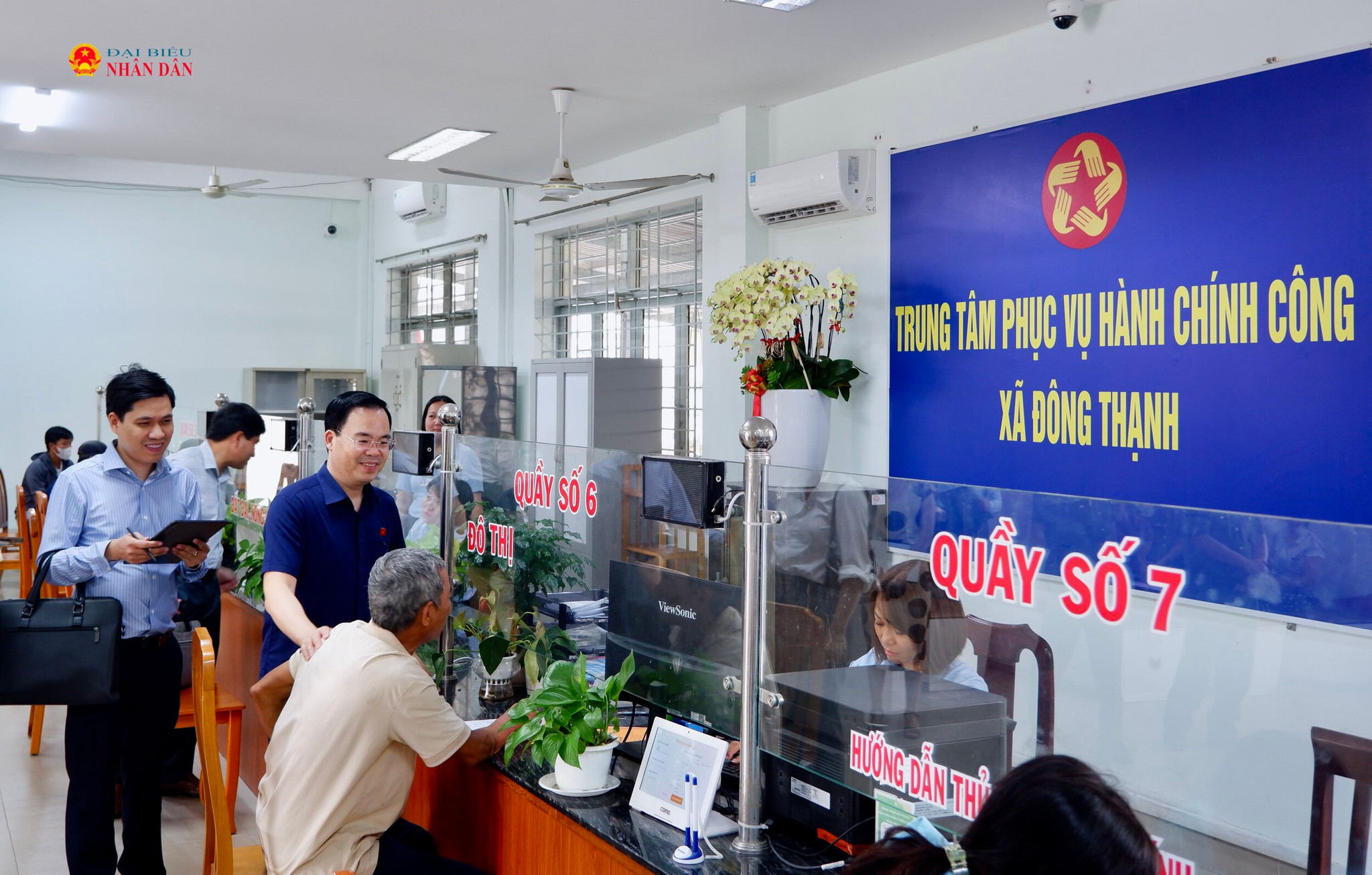Đoàn giám sát trải nghiệm dịch vụ công trực tuyến tại Trung tâm phục vụ hành chính công xã Đông Thạnh